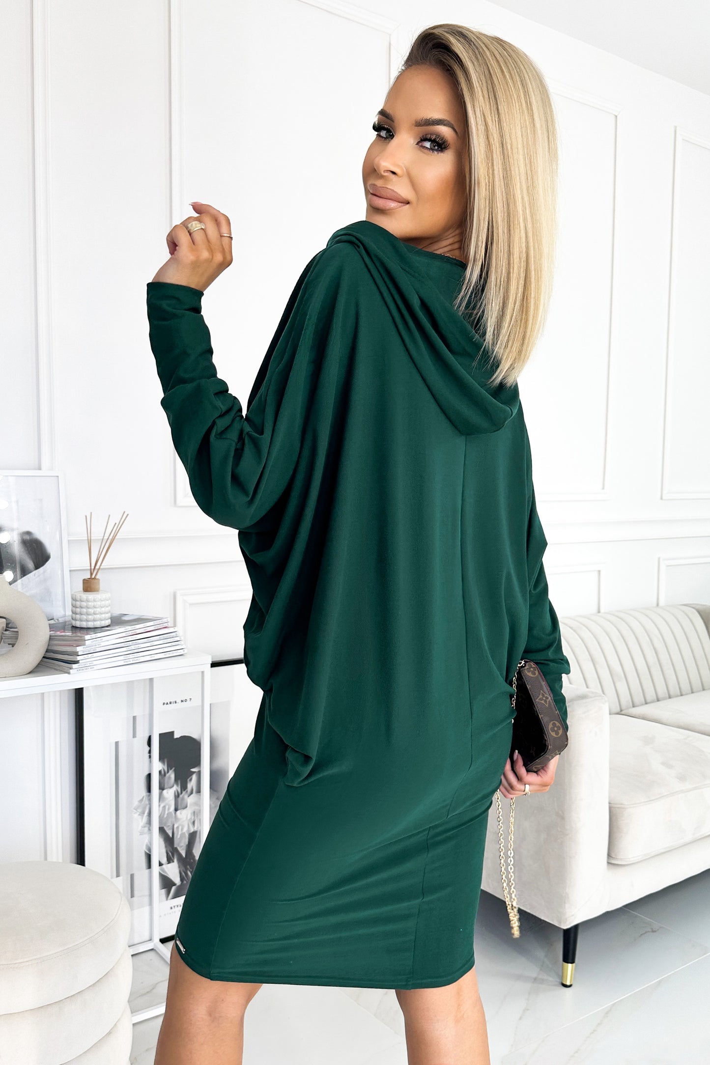 400-1 Fledermauskleid mit Kapuze - grün