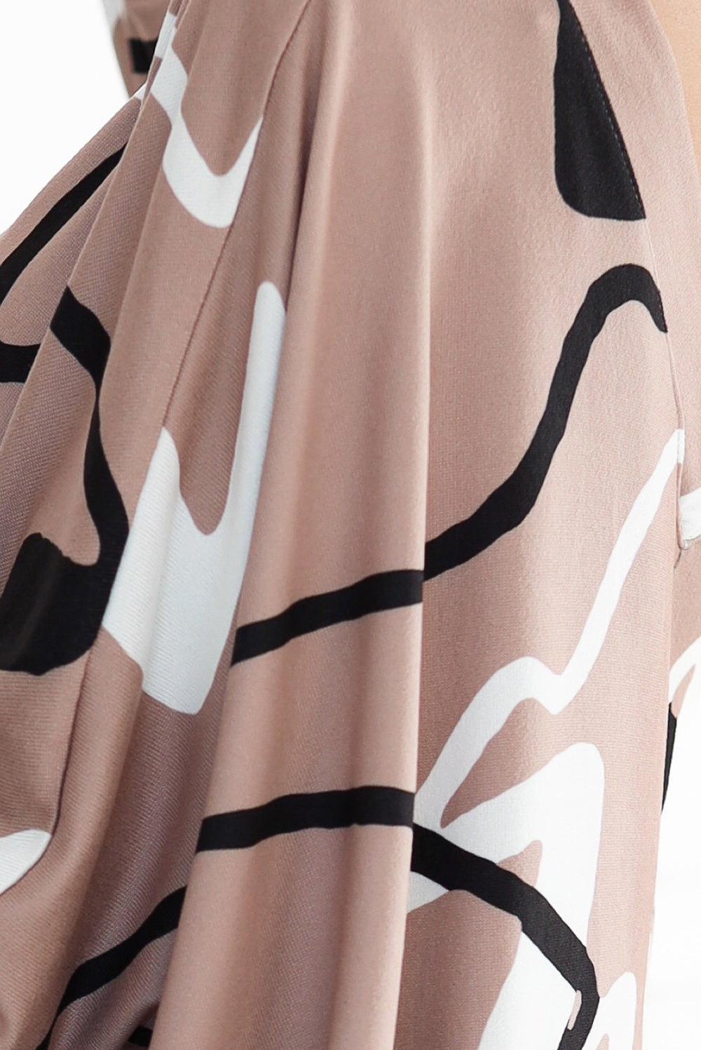 402-8 Bequemes Fledermauskleid mit Ausschnitt – beige mit schwarz-weißem Muster