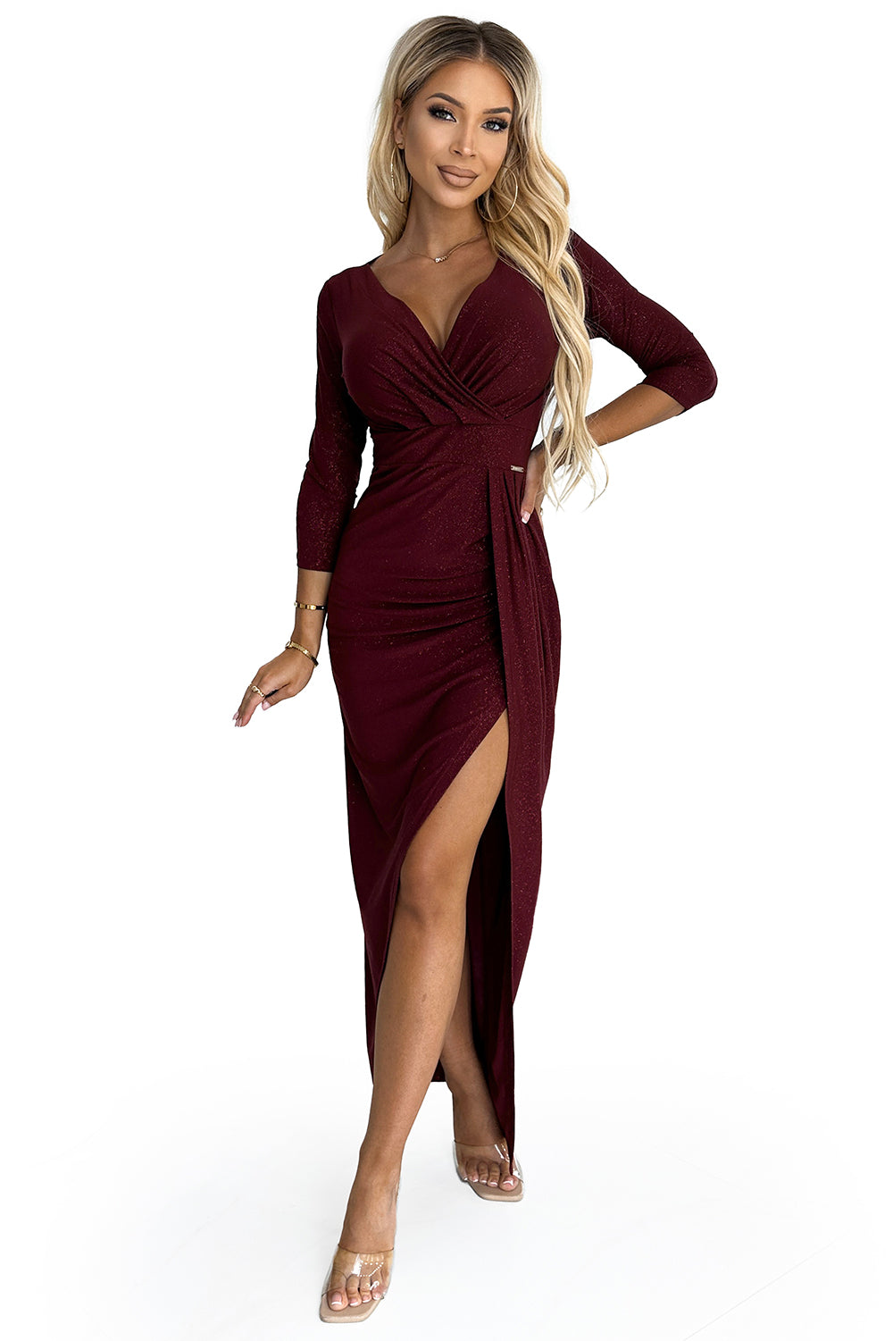 404-5 Glänzendes Kleid mit Ausschnitt und Schlitz am Bein - weinrote Farbe