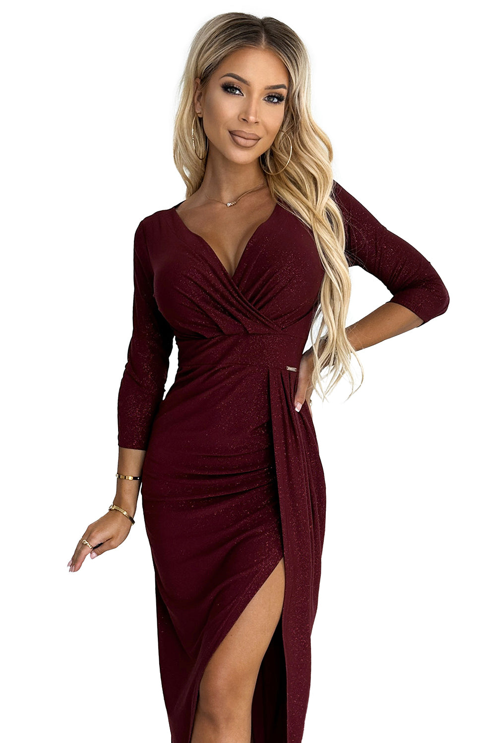 404-5 Glänzendes Kleid mit Ausschnitt und Schlitz am Bein - weinrote Farbe