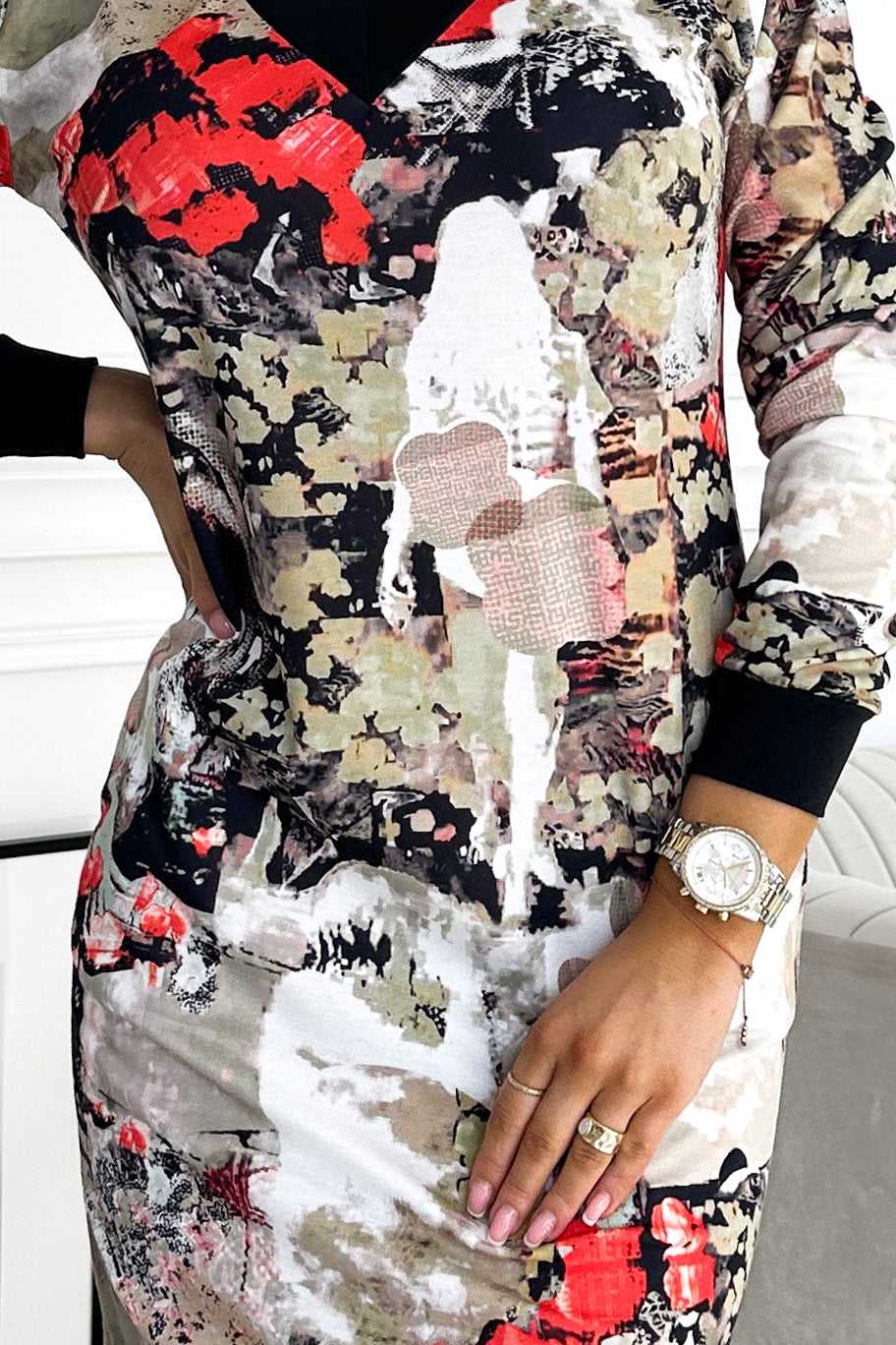 407-1 ELVIRA Kleid mit Ausschnitt und langen Ärmeln - buntes Muster