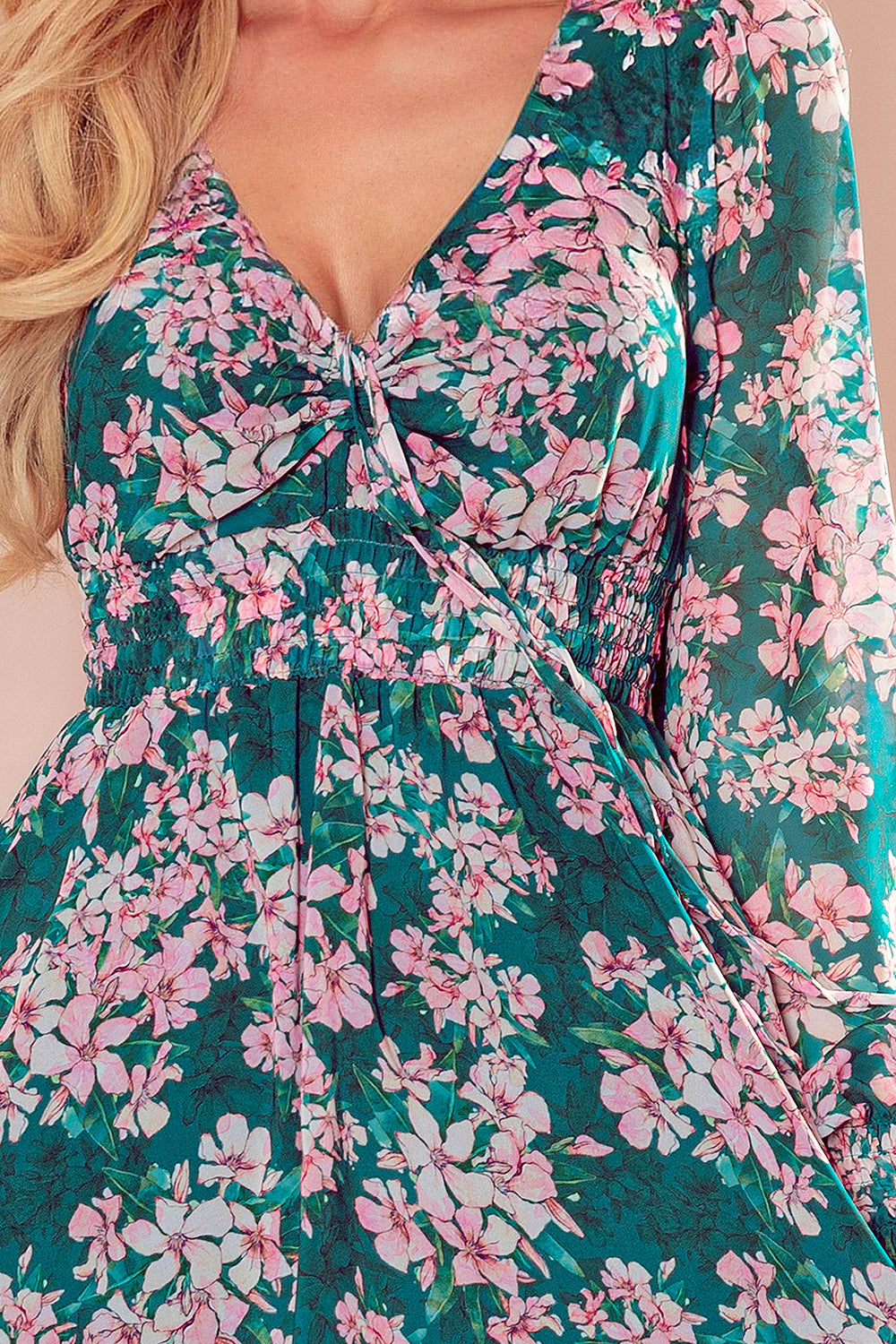 410-2 MONICA Chiffonkleid mit gebundenem Ausschnitt - rosa Blumen auf grünem Hintergrund