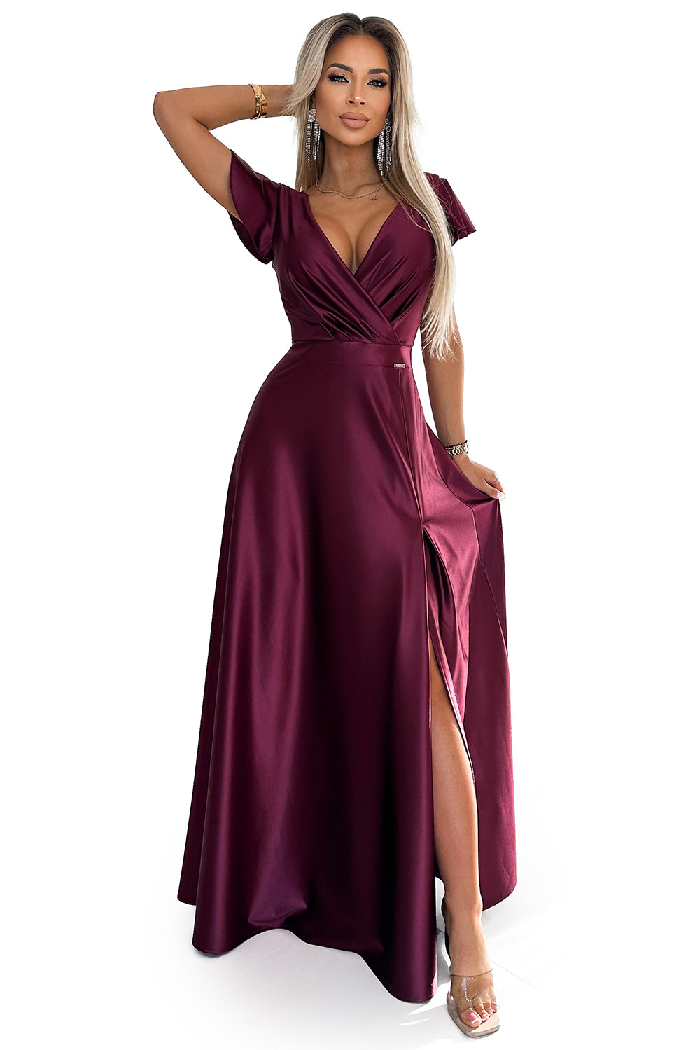 411-10 CRYSTAL Langes Kleid aus Satin mit Ausschnitt - weinrote Farbe