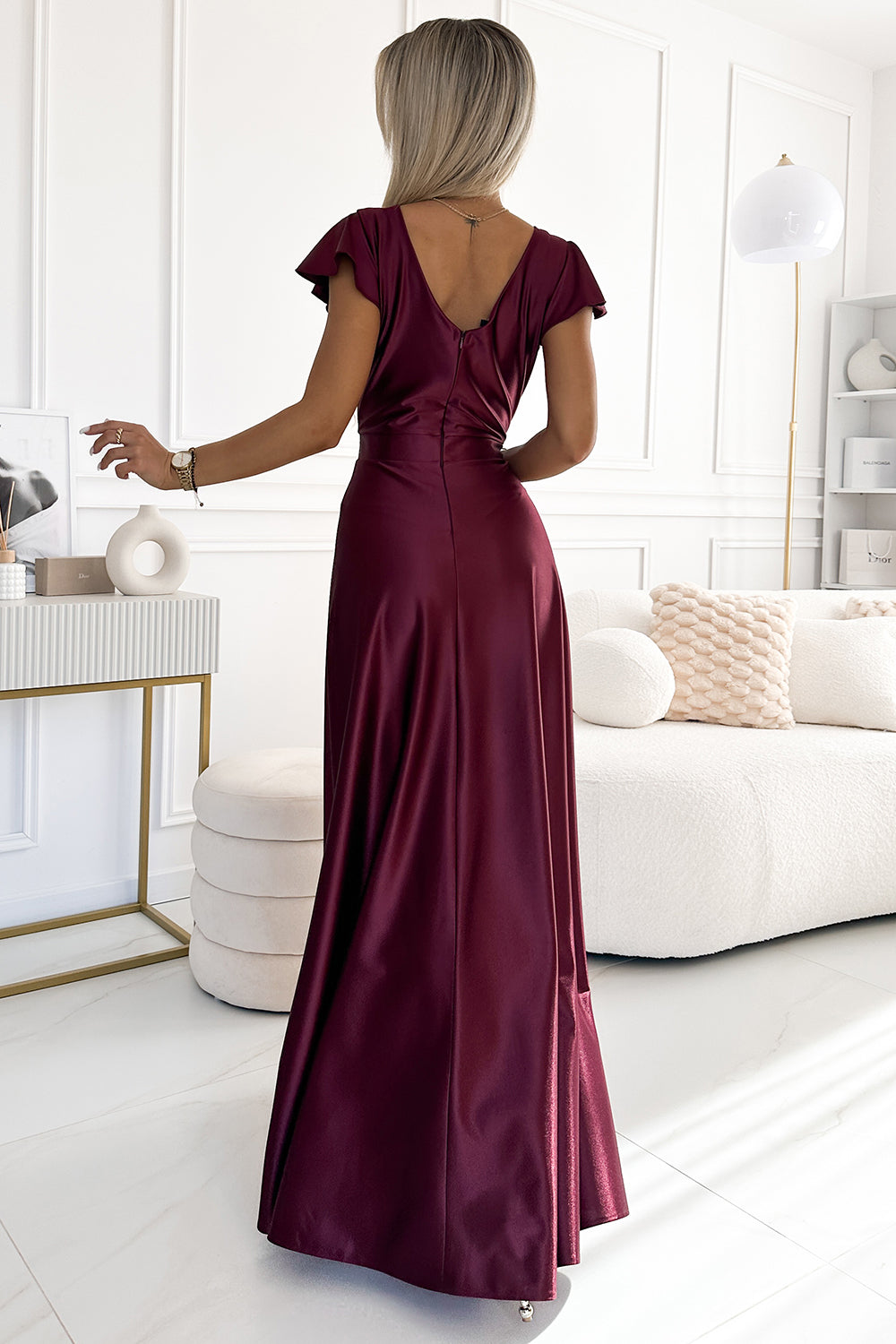 411-10 CRYSTAL Langes Kleid aus Satin mit Ausschnitt - weinrote Farbe
