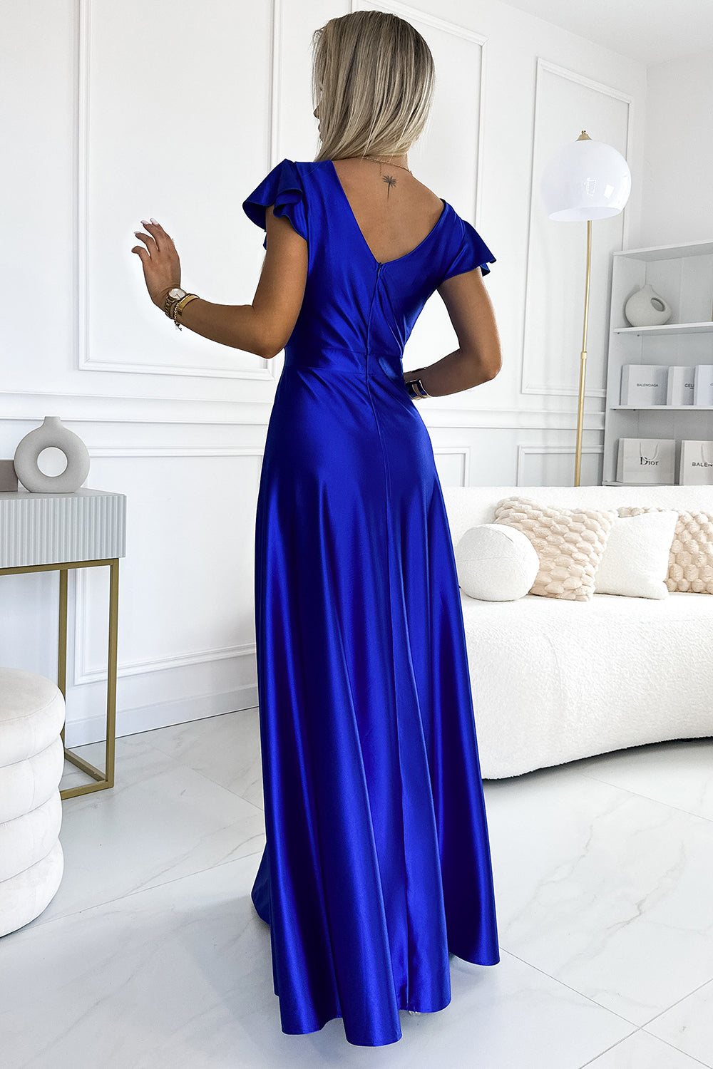 411-11 CRYSTAL Langes Kleid aus Satin mit Ausschnitt - blaue Farbe