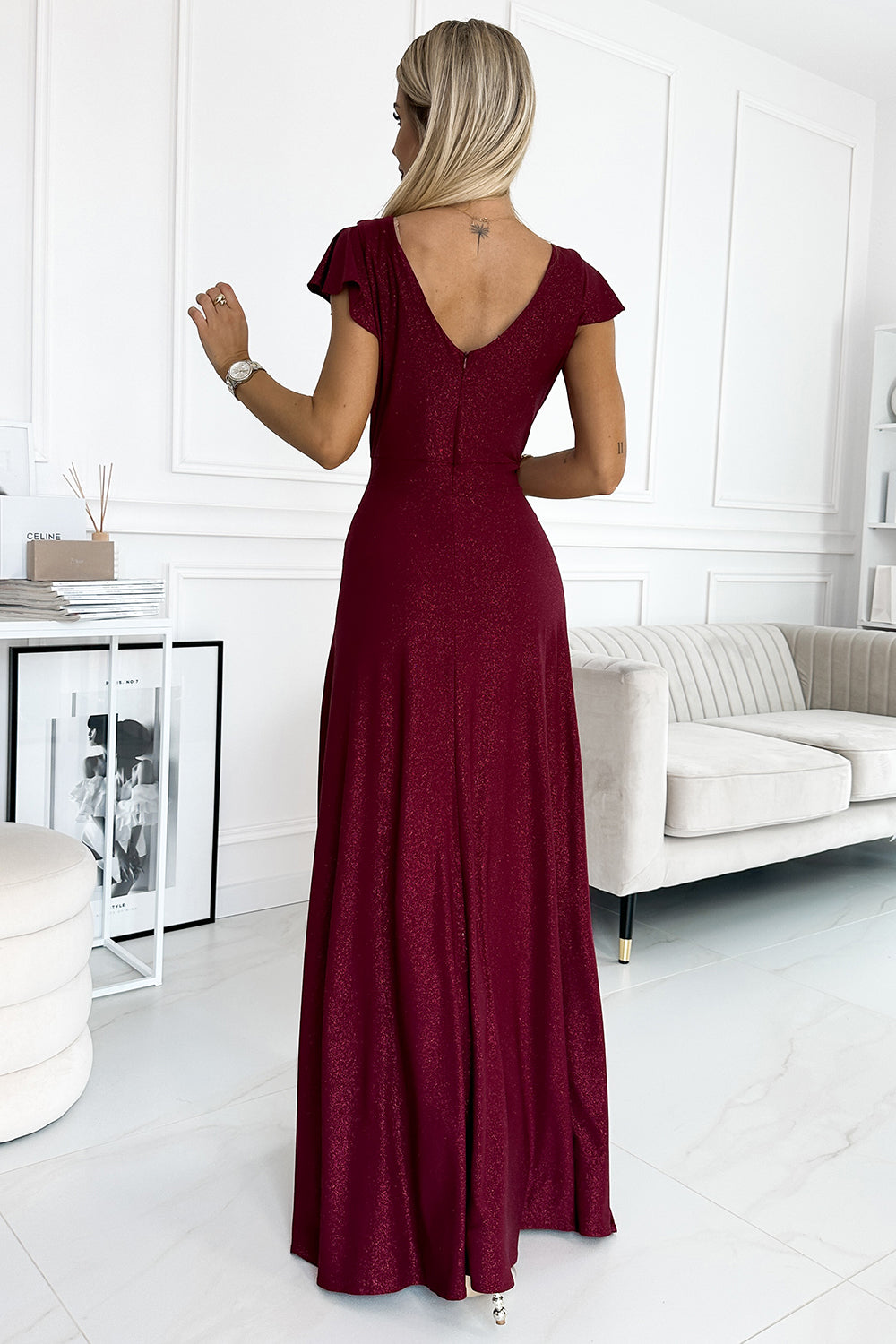 411-8 CRYSTAL schimmerndes langes Kleid mit Ausschnitt - weinrote Farbe
