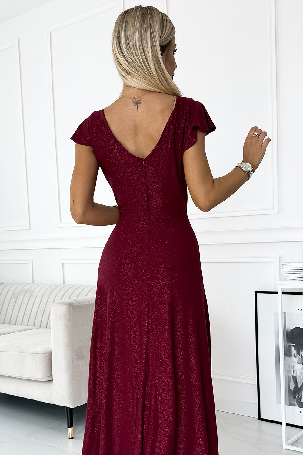411-8 CRYSTAL schimmerndes langes Kleid mit Ausschnitt - weinrote Farbe