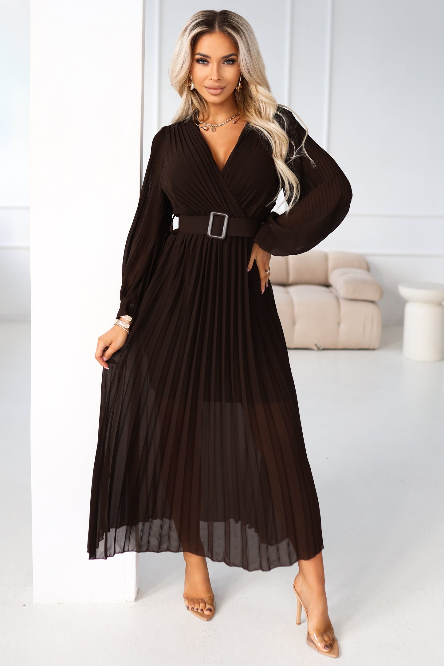 414-11 KLARA Elegantes, plissiertes Midikleid mit Gürtel und Ausschnitt - Schokoladenbraun