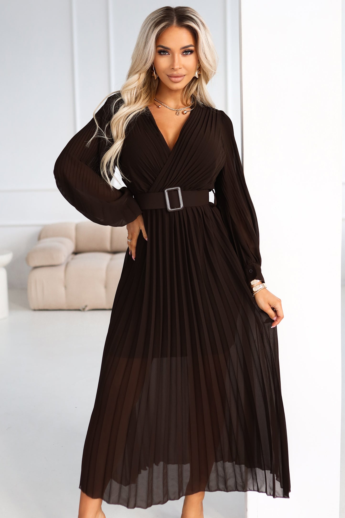 414-11 KLARA Elegantes, plissiertes Midikleid mit Gürtel und Ausschnitt - Schokoladenbraun