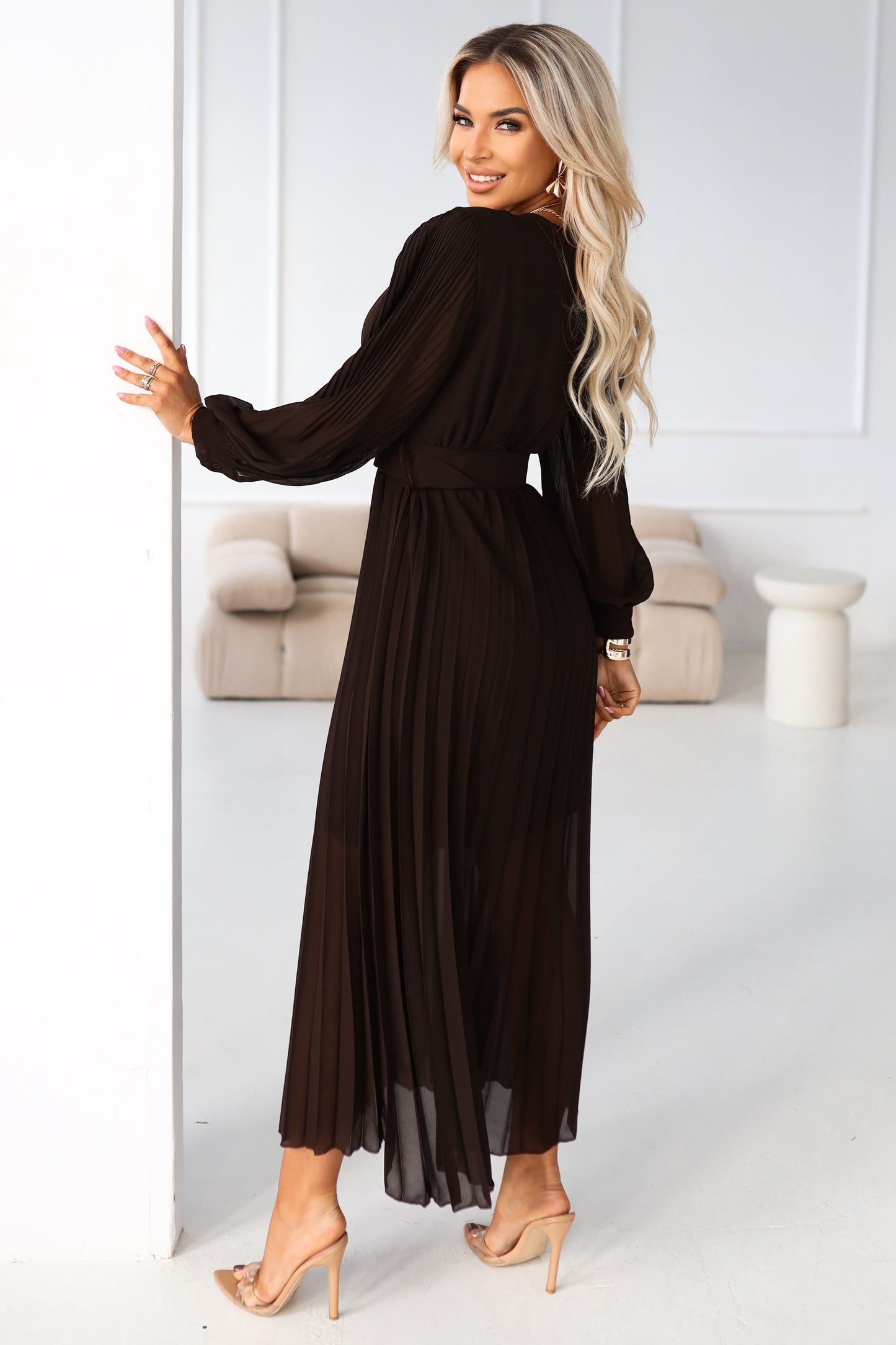 414-11 KLARA Elegantes, plissiertes Midikleid mit Gürtel und Ausschnitt - Schokoladenbraun