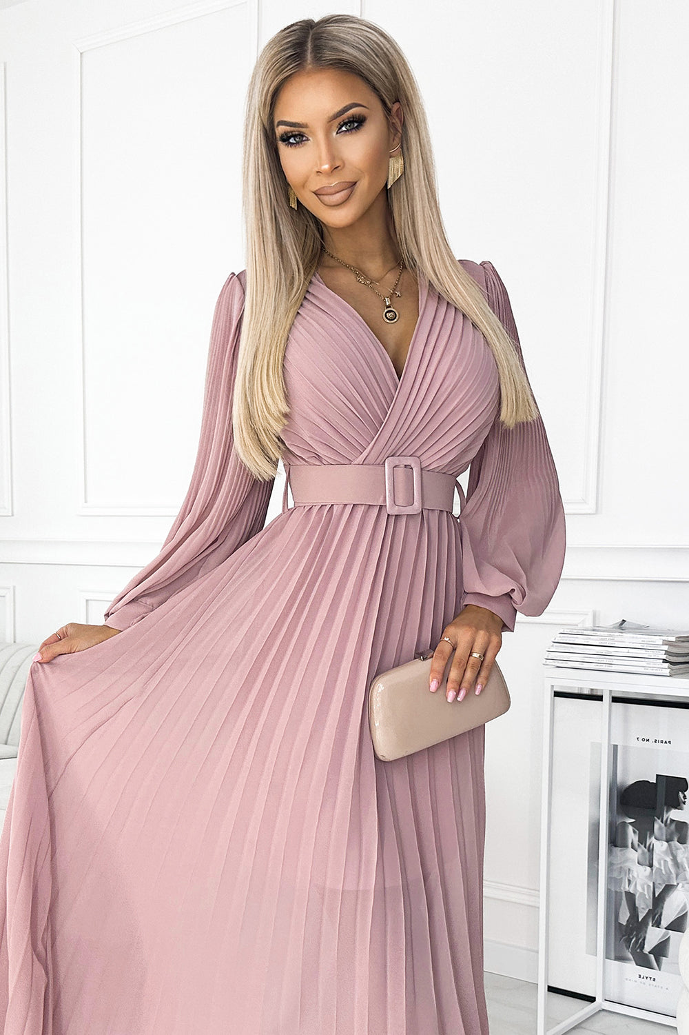 414-2 KLARA Faltenkleid mit Gürtel und Ausschnitt - puderrosa