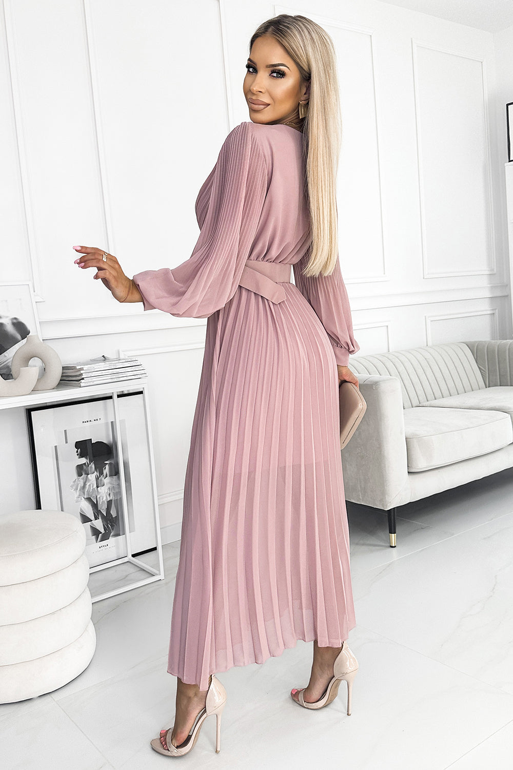 414-2 KLARA Faltenkleid mit Gürtel und Ausschnitt - puderrosa