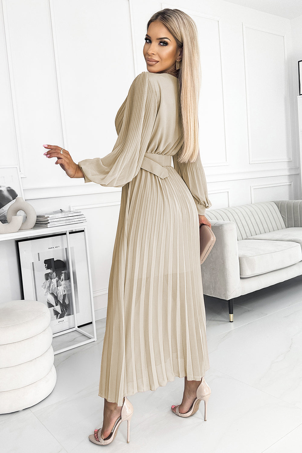 414-8 KLARA Faltenkleid mit Gürtel und Ausschnitt - Beige