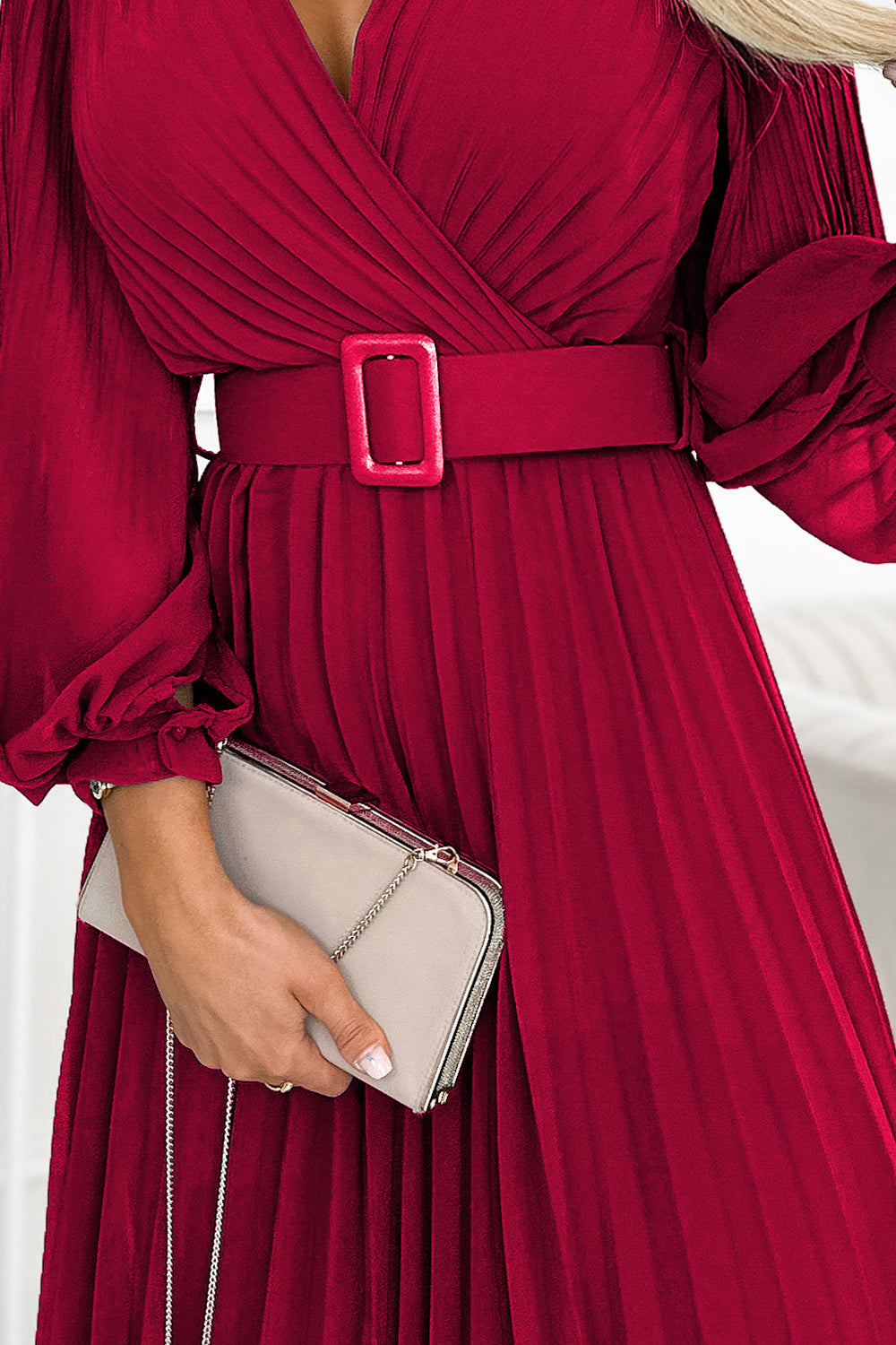414-9 KLARA Faltenkleid mit Gürtel und Ausschnitt - weinrote Farbe