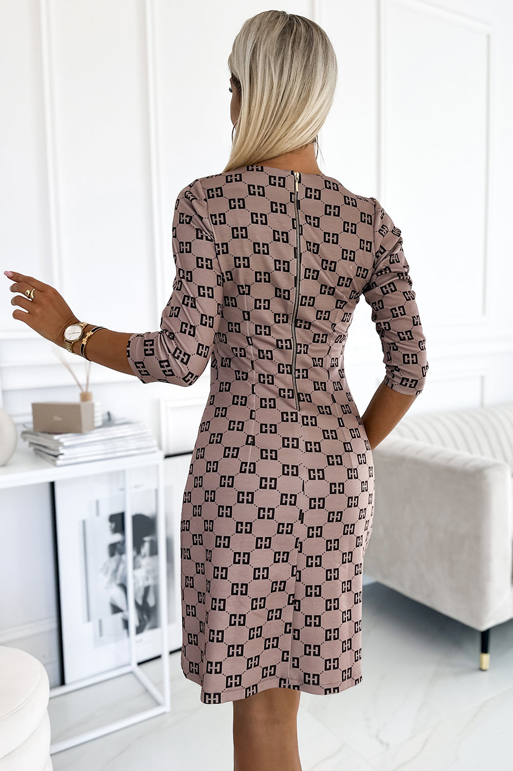 420-3 MARY Kleid mit goldenen Reißverschlüssen – Beige mit schwarzem Muster