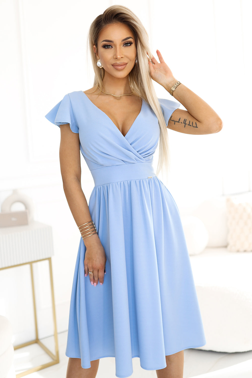 425-12 MATILDE Kleid mit Ausschnitt und kurzen Ärmeln - hellblau
