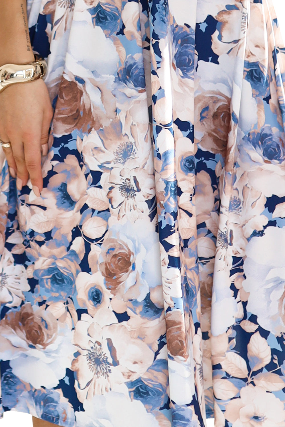 425-13 MATILDE Feminines Kleid mit Ausschnitt und kurzen Ärmeln - beige und blaue Blumen