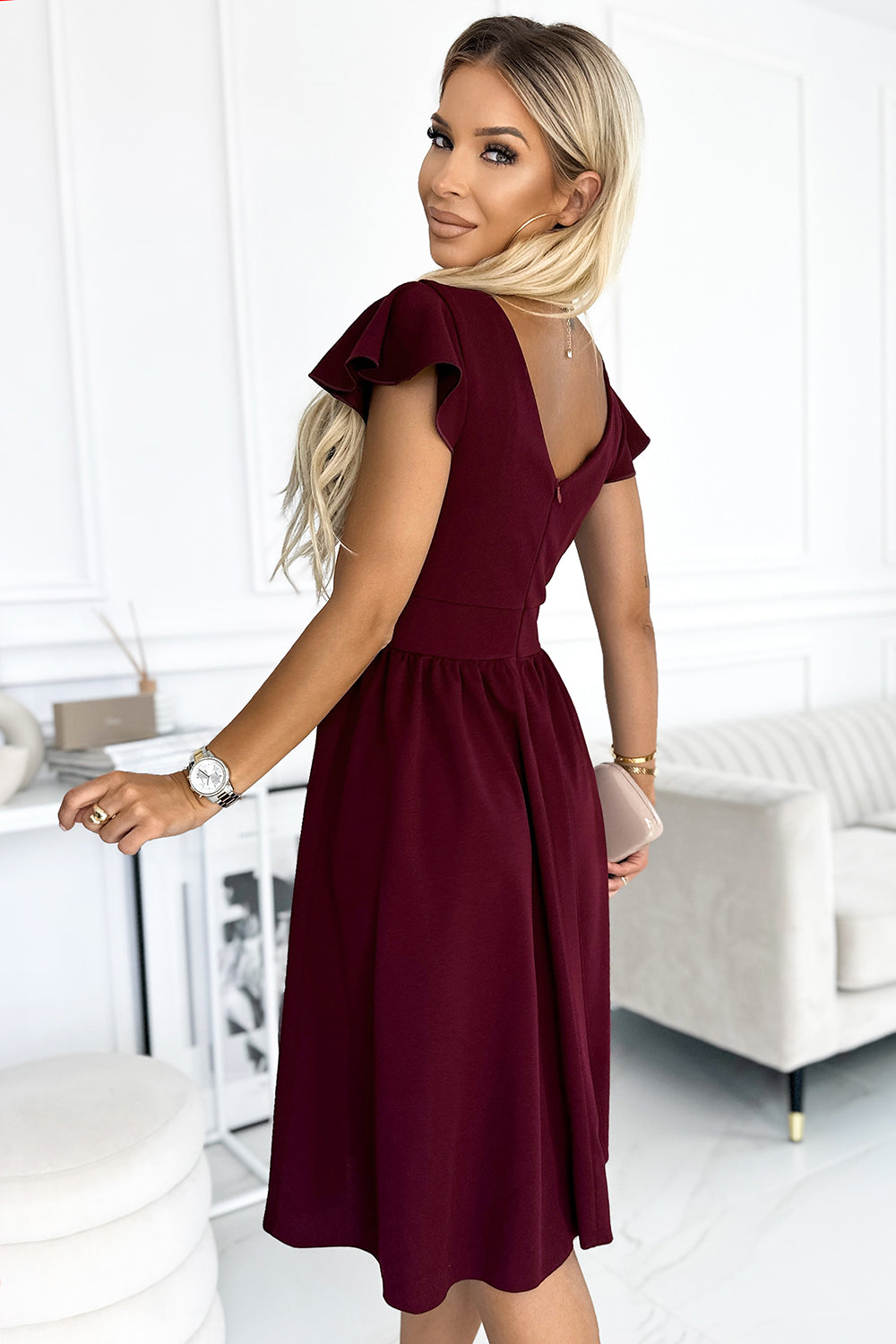 425-4 MATILDE Kleid mit Ausschnitt und kurzen Ärmeln - weinrote Farbe