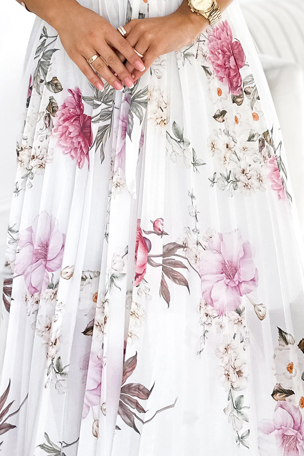 434-6 LISA Plissee-Midikleid mit Ausschnitt und Rüschen - Frühlingsblumen auf weißem Hintergrund