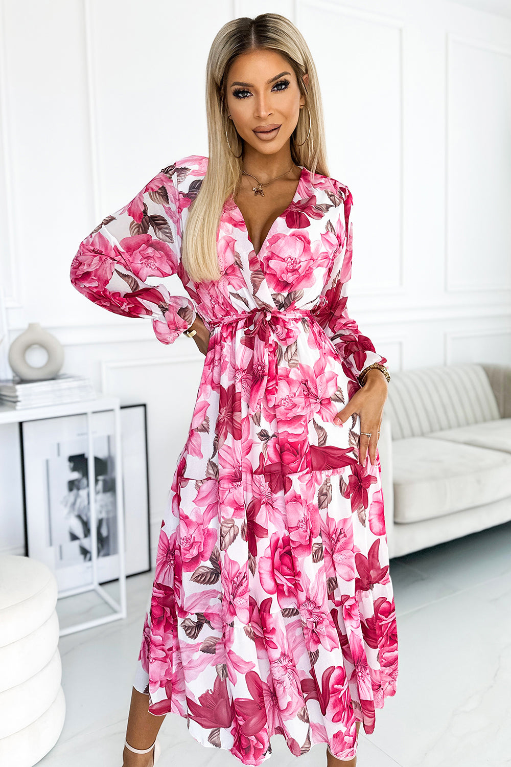 436-1 VALENTINA Midikleid mit Ausschnitt und Gürtel - rosa Rosen auf weißem Grund