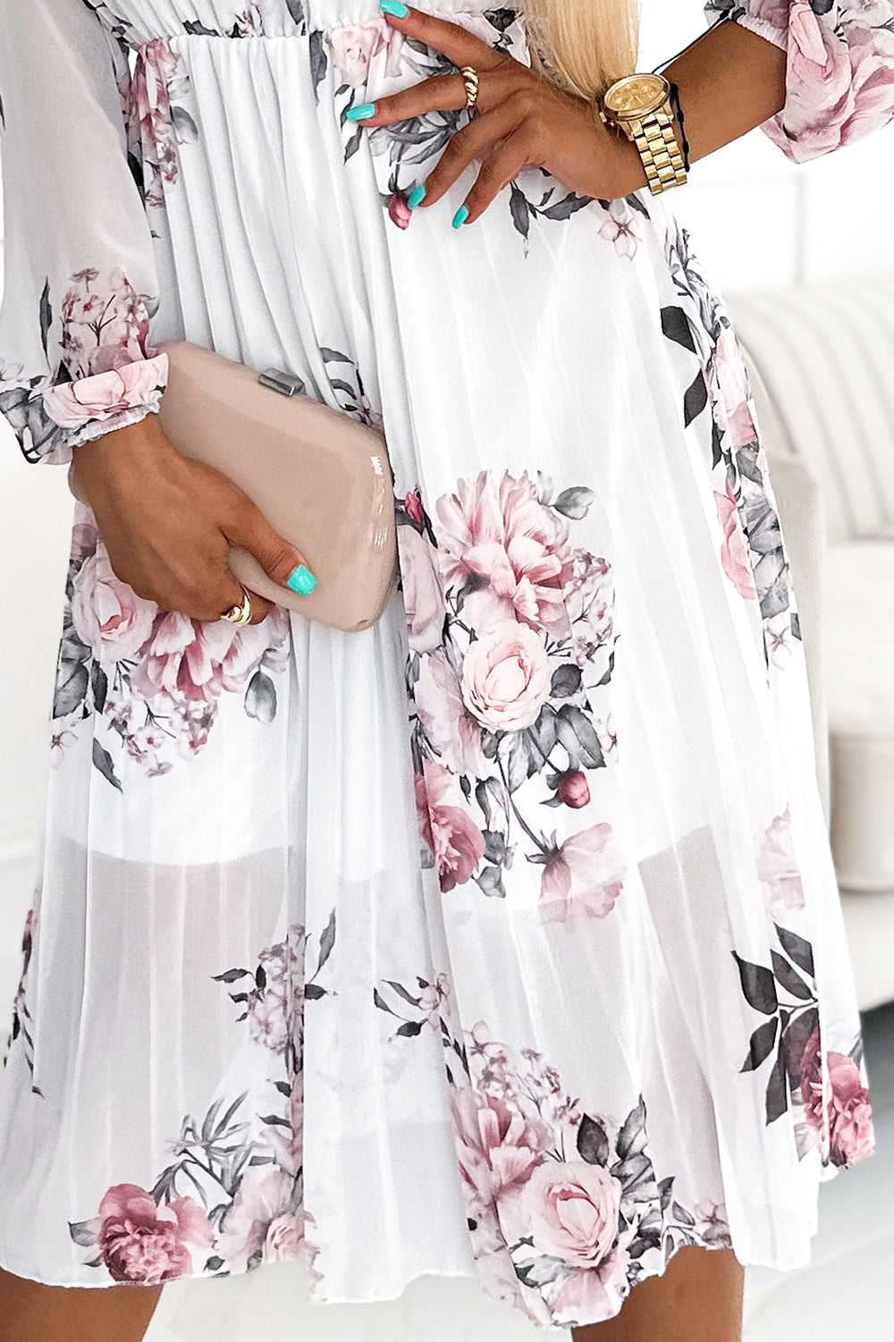 449-6 CARLA Plissiertes Midikleid mit Knöpfen und langen Ärmeln - Rosen auf weißem Hintergrund