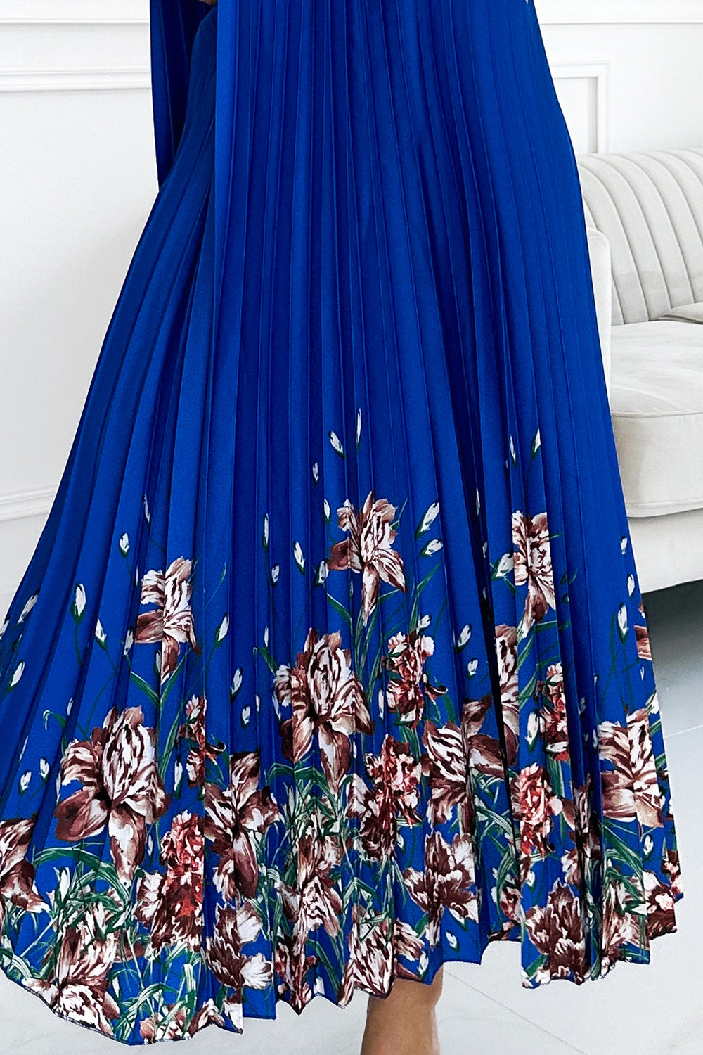 456-1 ESTER Plissiertes Maxikleid aus Satin - blau mit Blumen