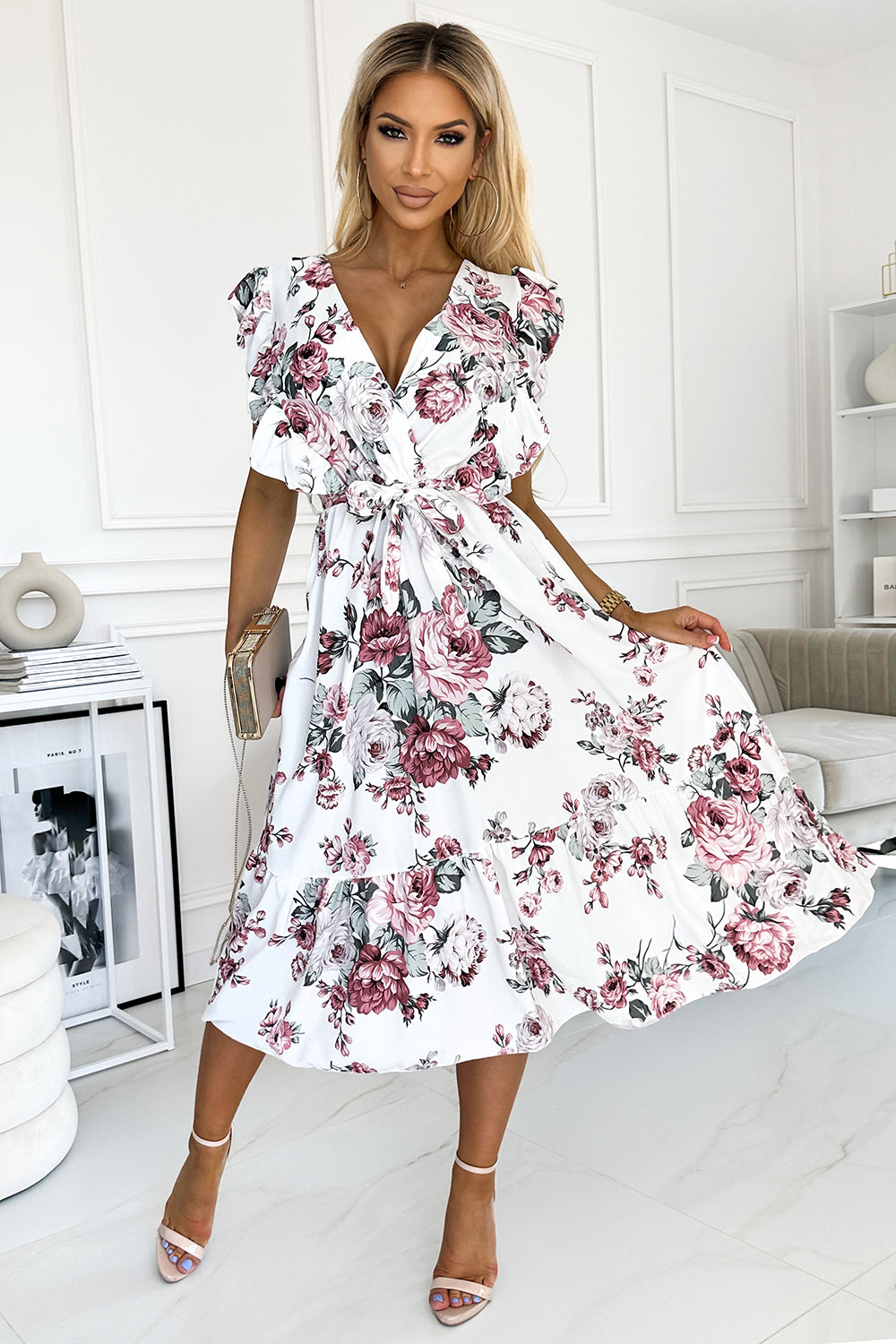 466-1 GABRIELLA Kleid mit Rüschen, Ausschnitt und Bindung – weiß mit burgunderfarbenen Rosen