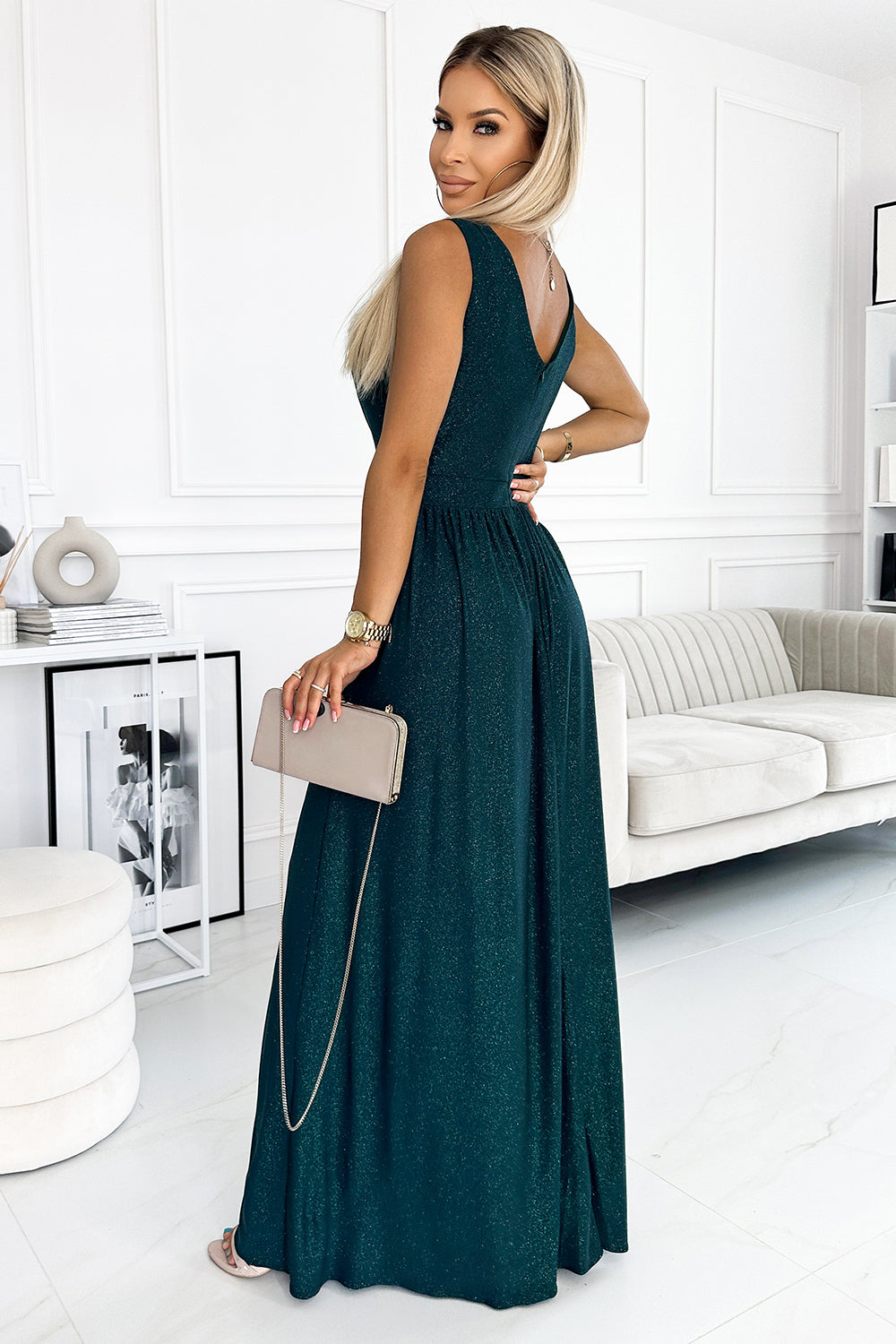 467-1 LOUISE Langes Kleid aus Brokat mit Ausschnitt und Beinschlitz – grün