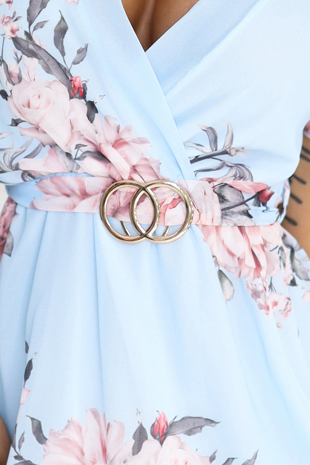 468-3 PATRIZIA Kleid mit Umschlagausschnitt, Gürtel und kurzen Ärmeln – blau mit Rosen