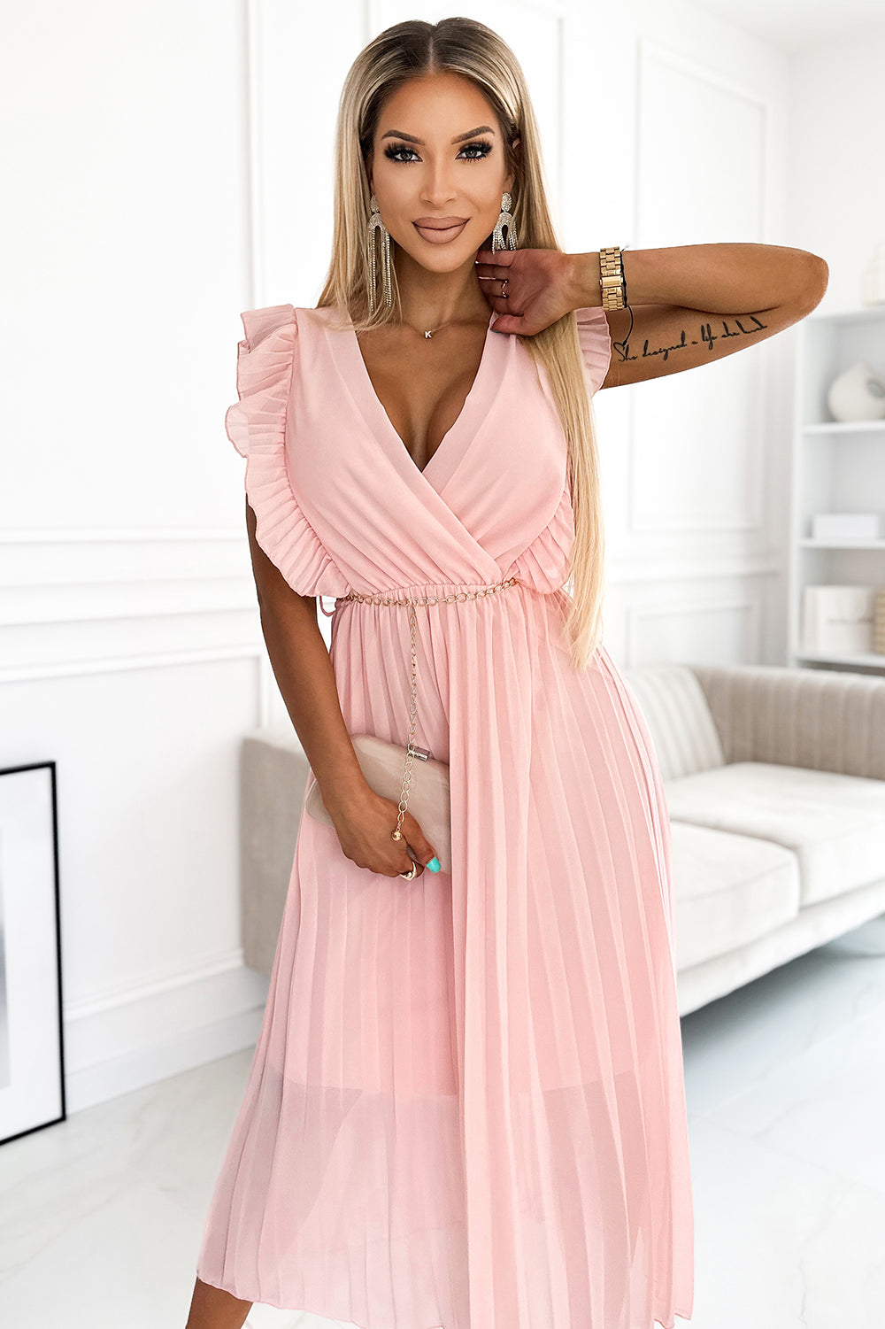 470-1 GIORGIA Plissiertes Kleid mit Rüschen, Ausschnitt und Goldkette - Pfirsich