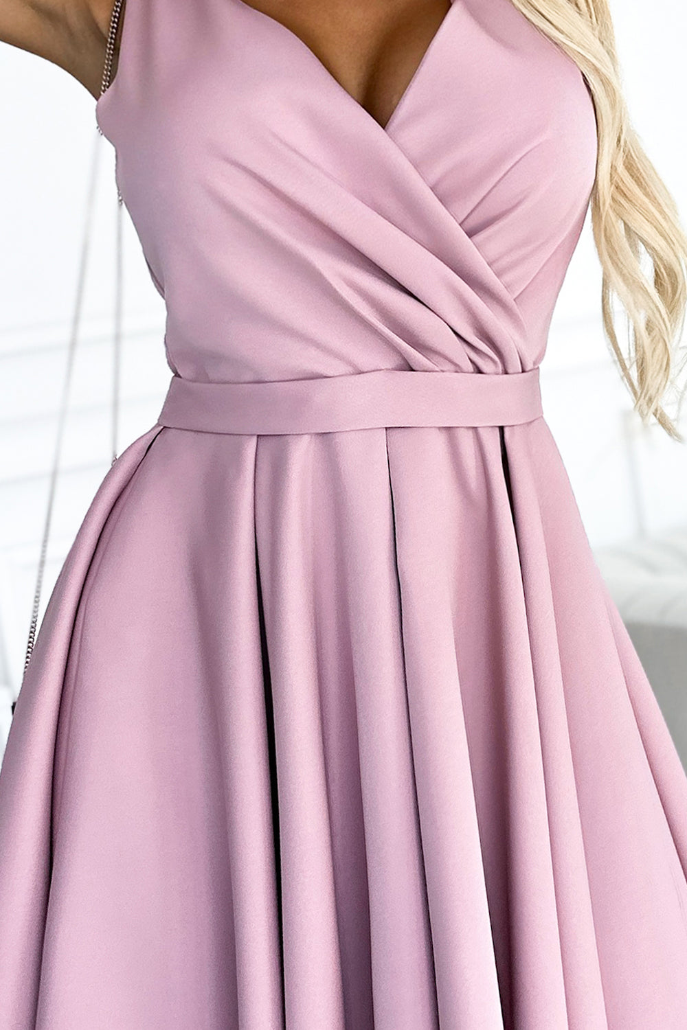 478-2 MAYA Kleid mit längerem Rücken, Ausschnitt und Gürtel - schmutziges Rosa