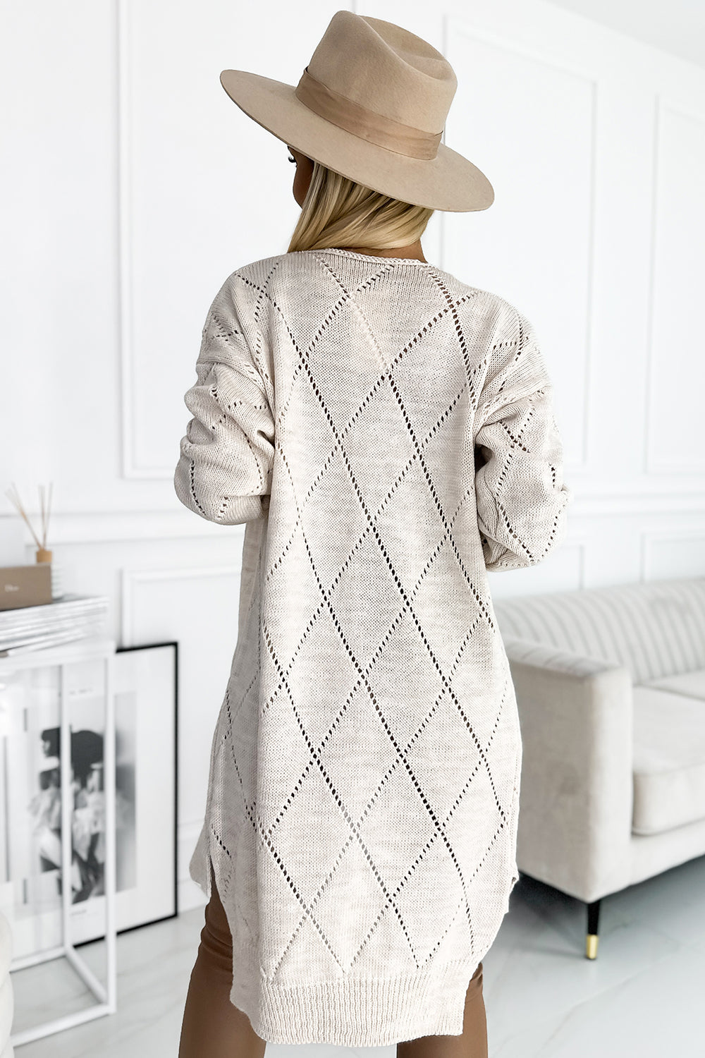 486-2 Strickjacke - Pullover-Cape mit längerem Rücken aus durchbrochenen Rauten - Beige