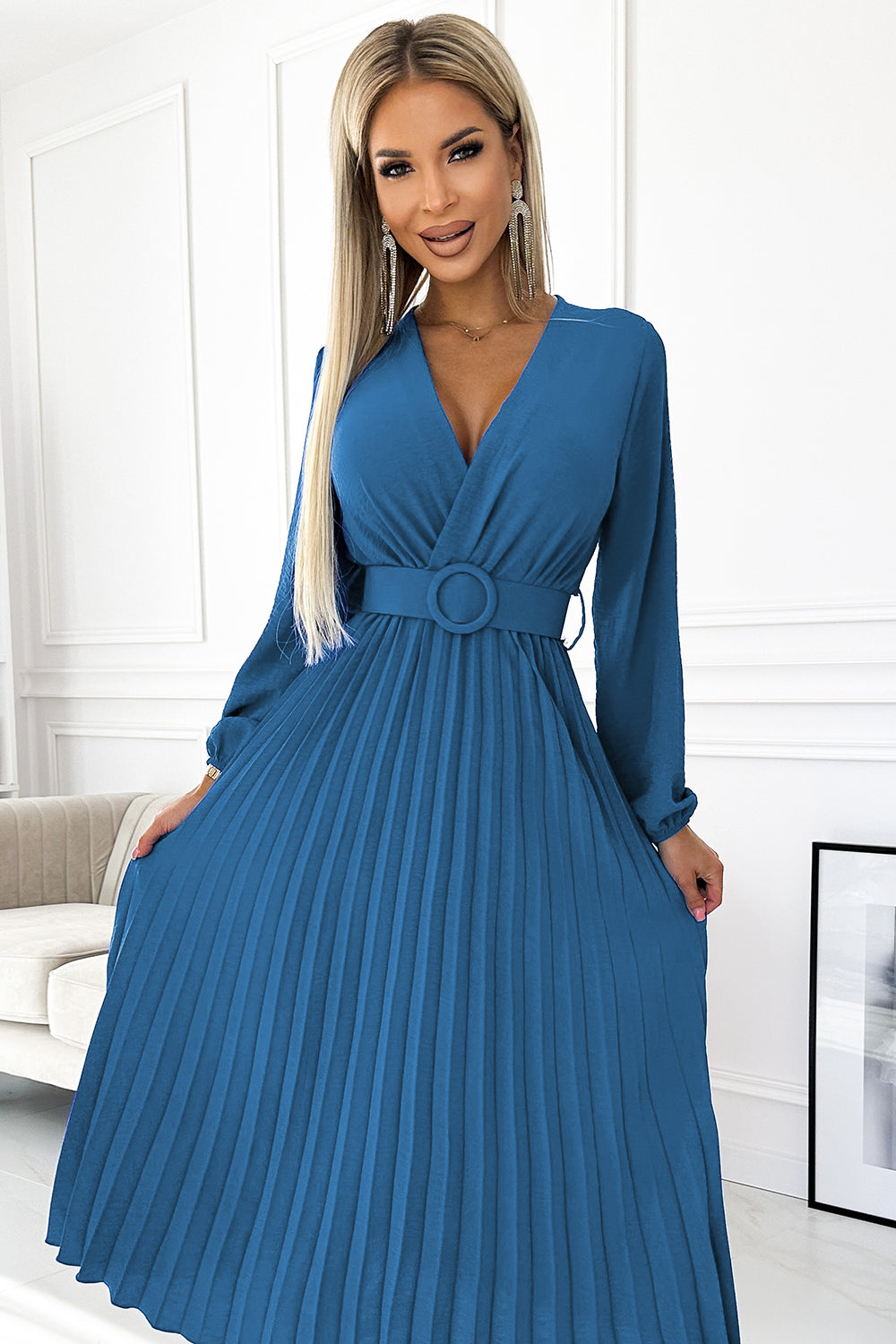 504-5 VIVIANA Plissee-Midikleid mit Ausschnitt, langen Ärmeln und breitem Gürtel – JEANS