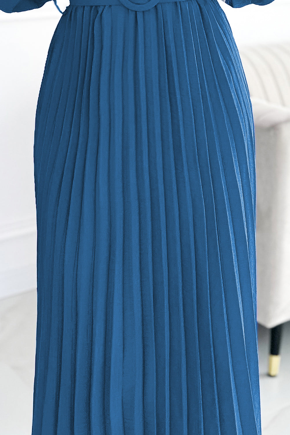 504-5 VIVIANA Plissee-Midikleid mit Ausschnitt, langen Ärmeln und breitem Gürtel – JEANS