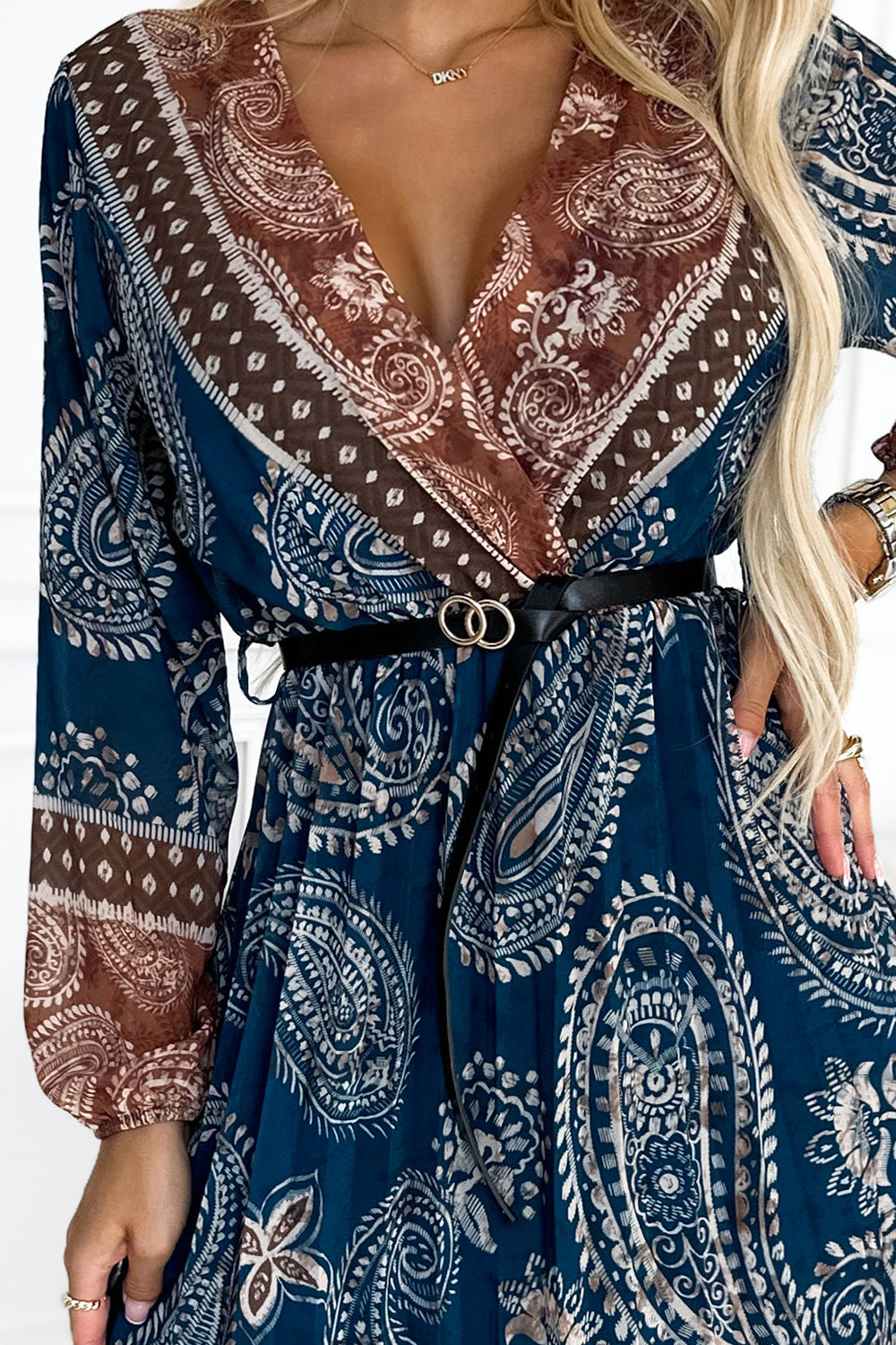 510-1 Plissee-Midikleid mit Ausschnitt, langen Ärmeln und schwarzem Gürtel – blau-braunes Muster