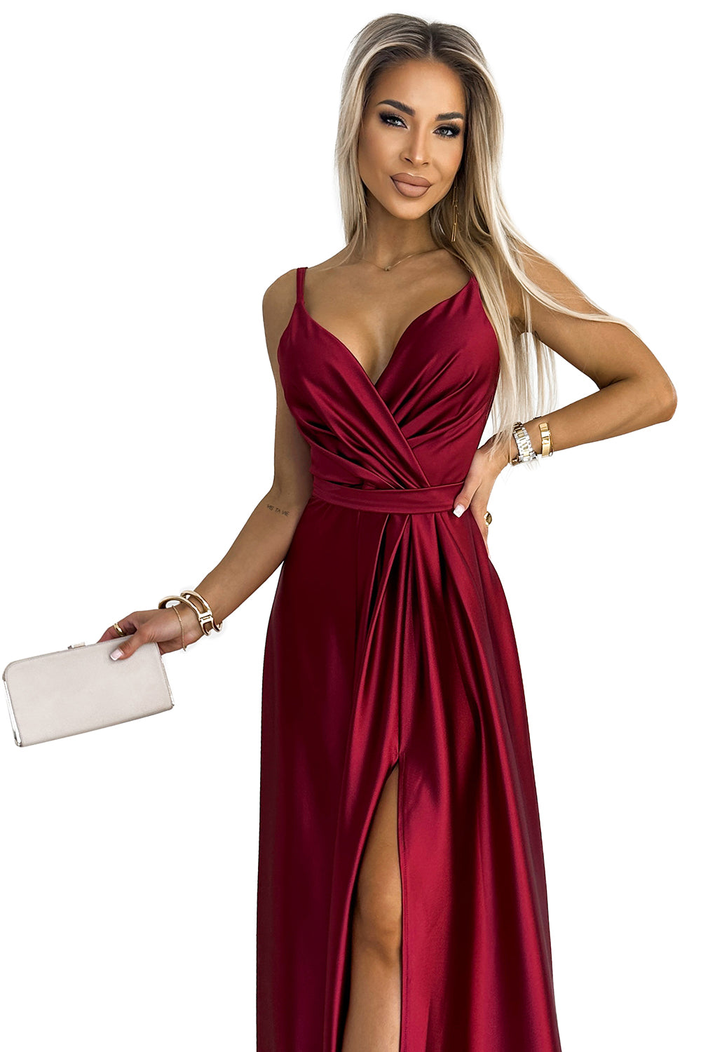 512-6 JULIET elegantes langes Satinkleid mit Ausschnitt und Beinschlitz - weinrote Farbe