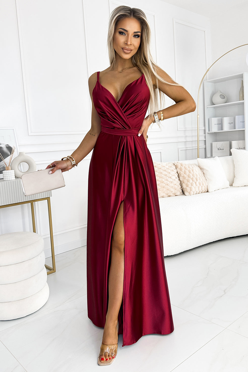 512-6 JULIET elegantes langes Satinkleid mit Ausschnitt und Beinschlitz - weinrote Farbe