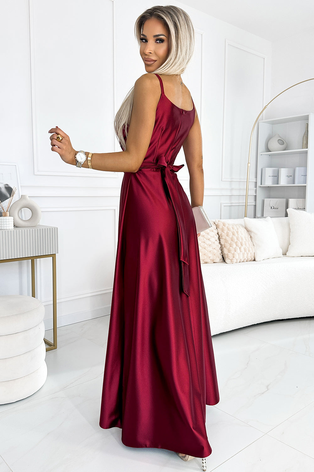 512-6 JULIET elegantes langes Satinkleid mit Ausschnitt und Beinschlitz - weinrote Farbe