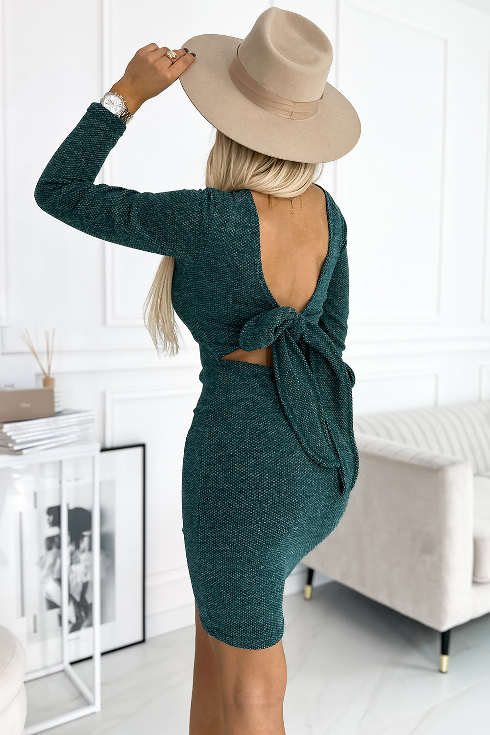 518-1 Bequemes Pulloverkleid mit Schleife auf der Rückseite - grün