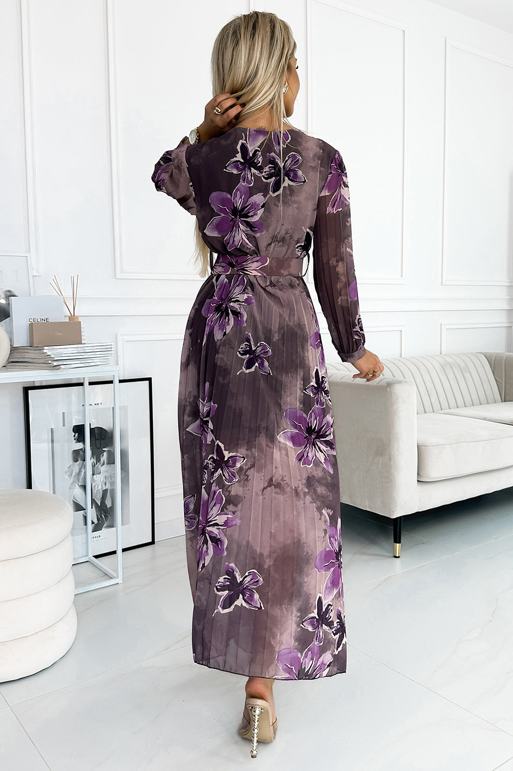 520-1 Langes Kleid aus plissiertem Chiffon mit Ausschnitt, langen Ärmeln und breitem Gürtel - lila große Blumen