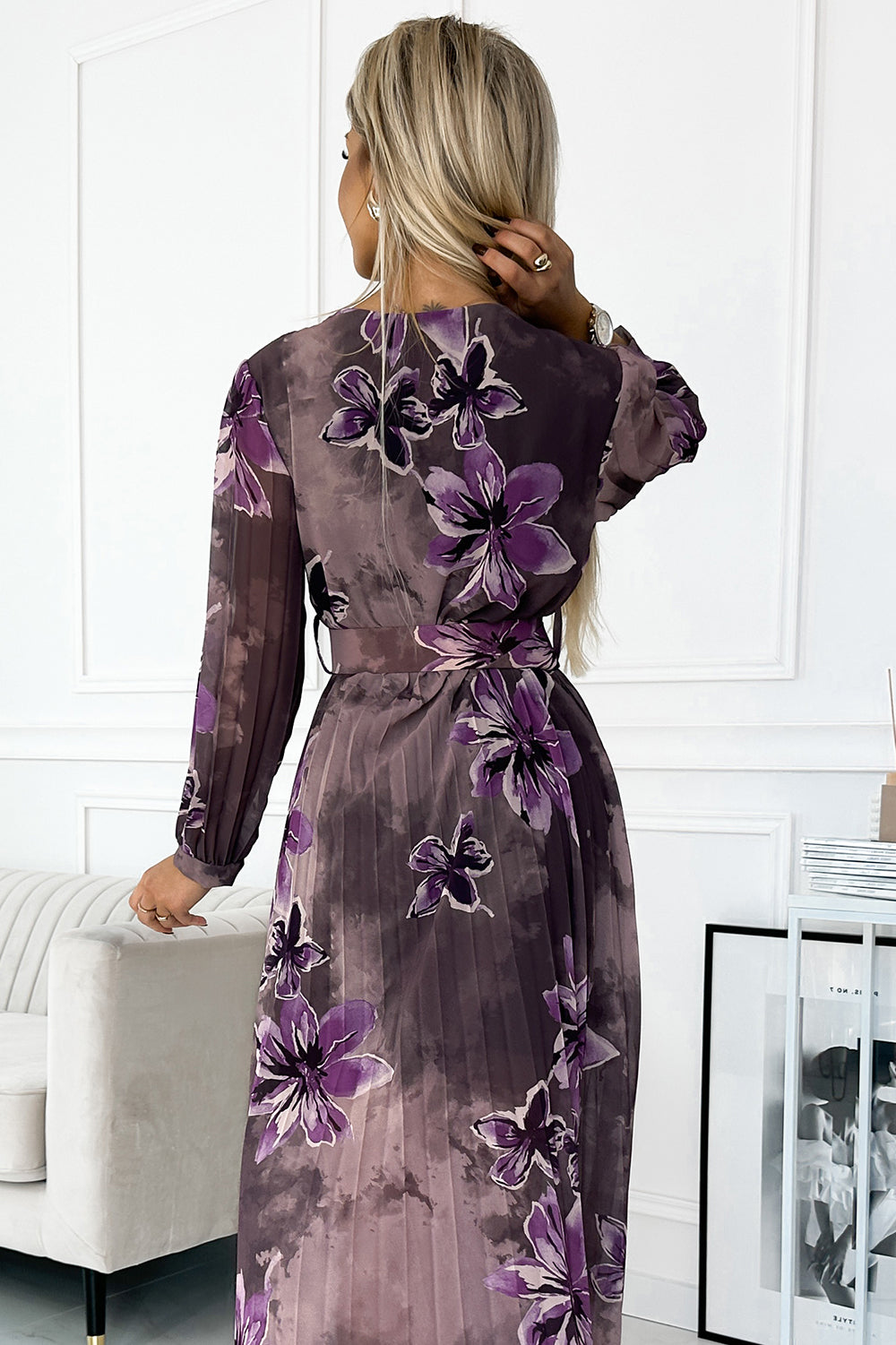 520-1 Langes Kleid aus plissiertem Chiffon mit Ausschnitt, langen Ärmeln und breitem Gürtel - lila große Blumen
