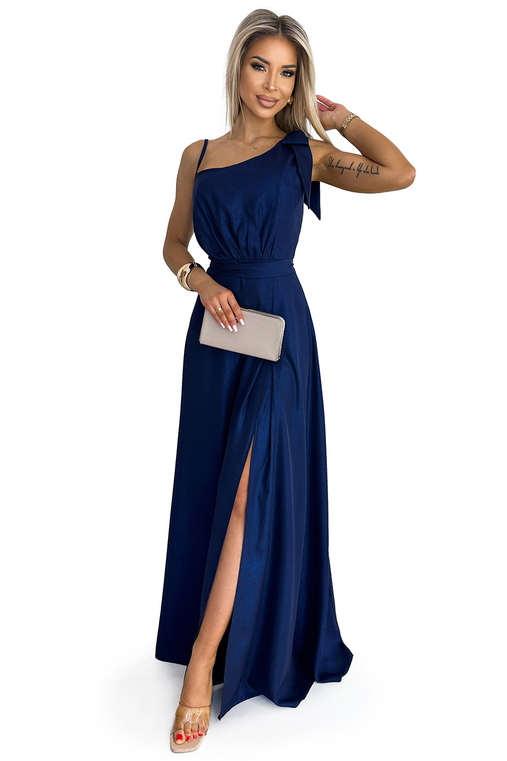 528-1 Langes, glänzendes One-Shoulder-Kleid mit Schleife – Marineblau