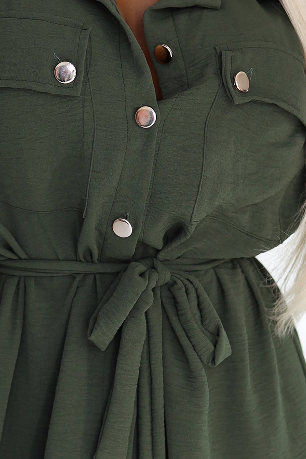 531-5 Midi-Hemdkleid mit goldenen Knöpfen und Krawatte - KHAKI