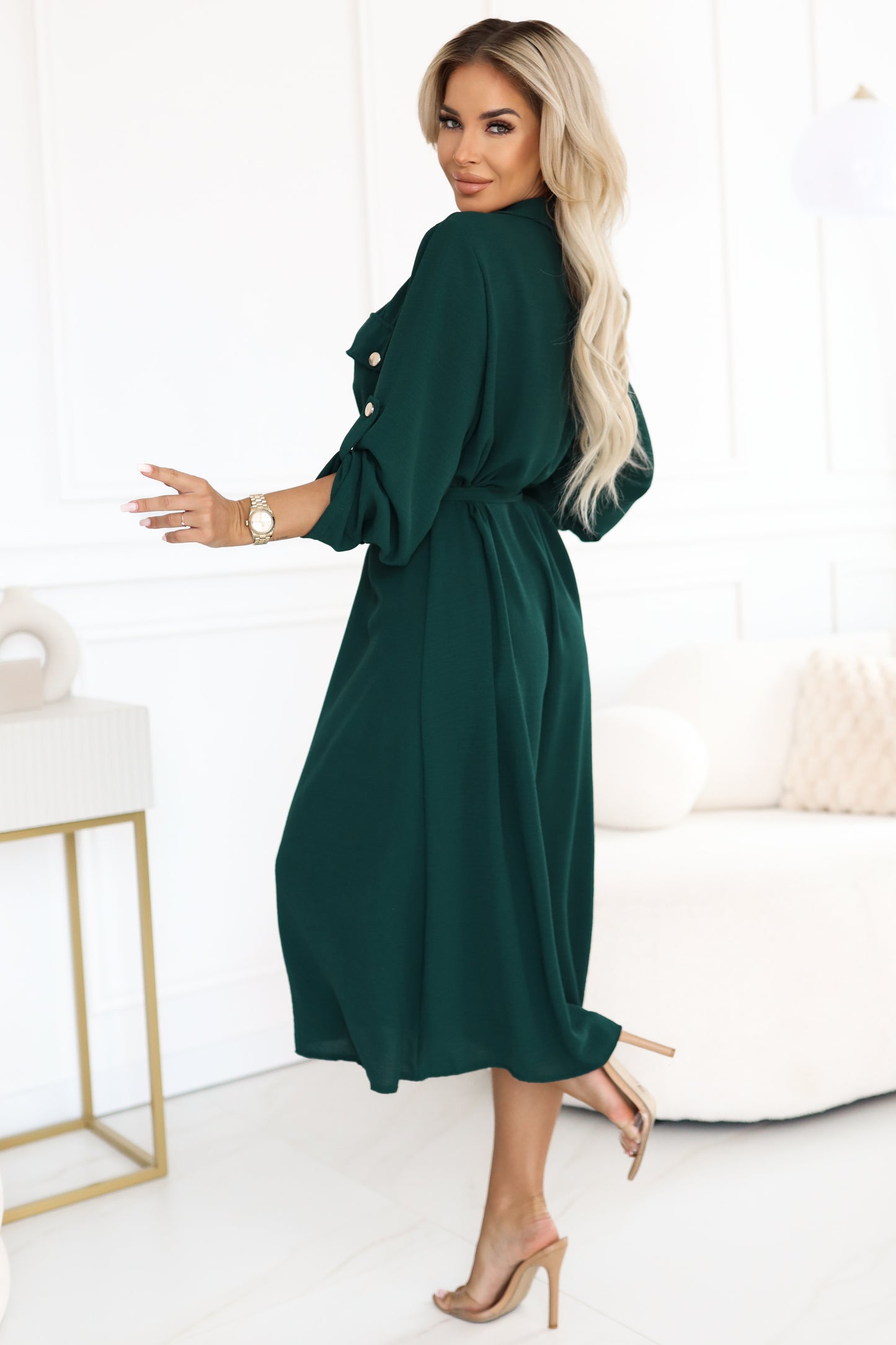 531-7 Midi-Hemdblusenkleid mit goldenen Knöpfen und Krawattendetail - Grün