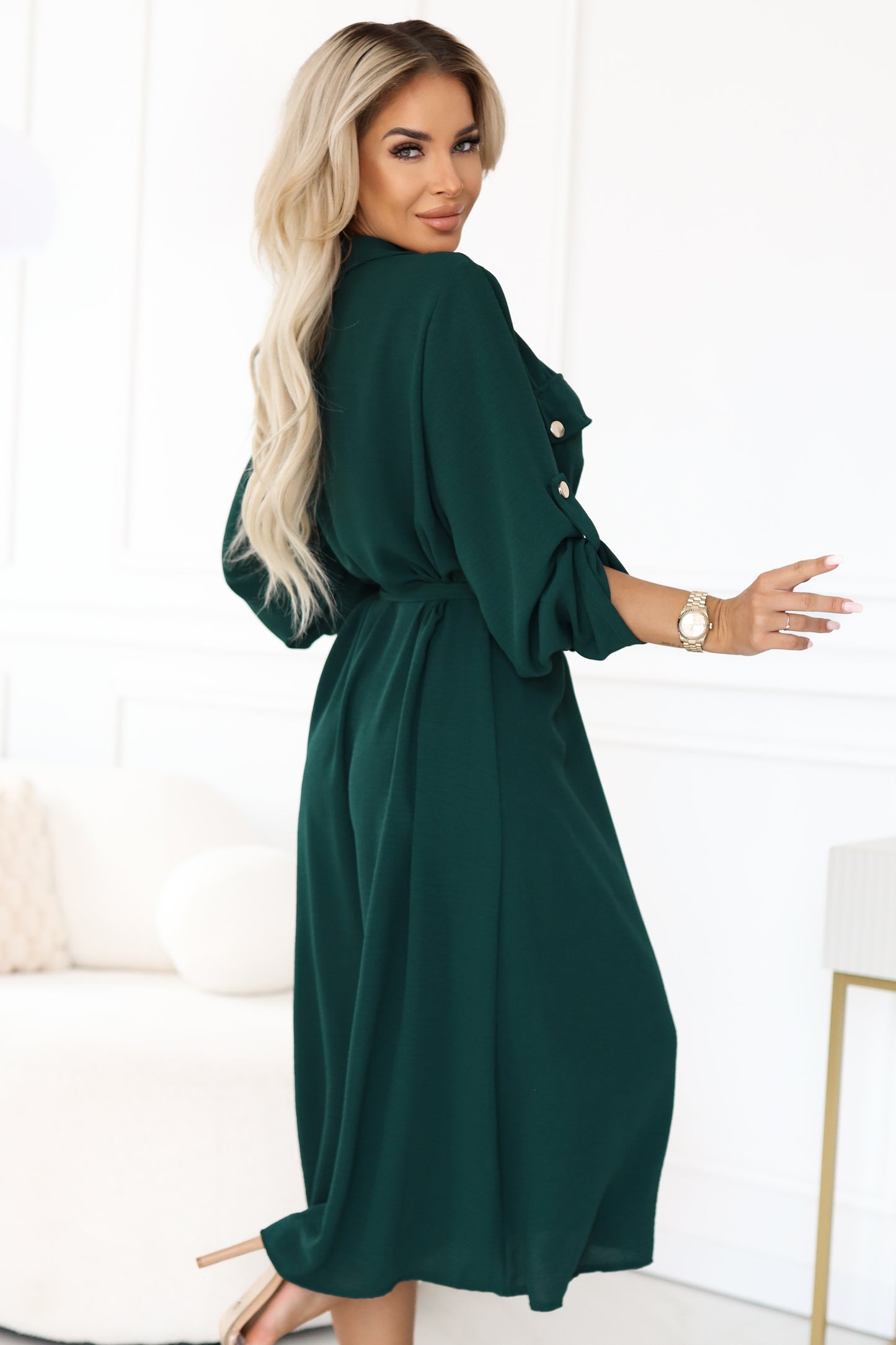531-7 Midi-Hemdblusenkleid mit goldenen Knöpfen und Krawattendetail - Grün