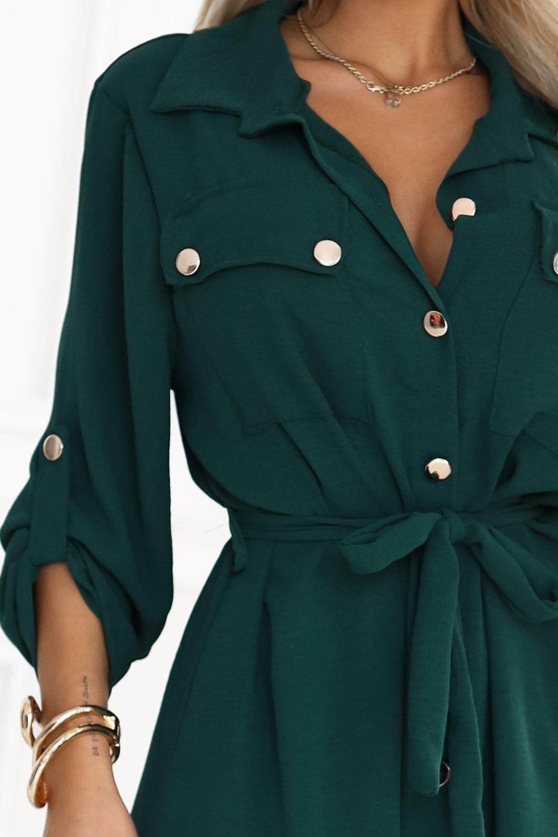 531-7 Midi-Hemdblusenkleid mit goldenen Knöpfen und Krawattendetail - Grün