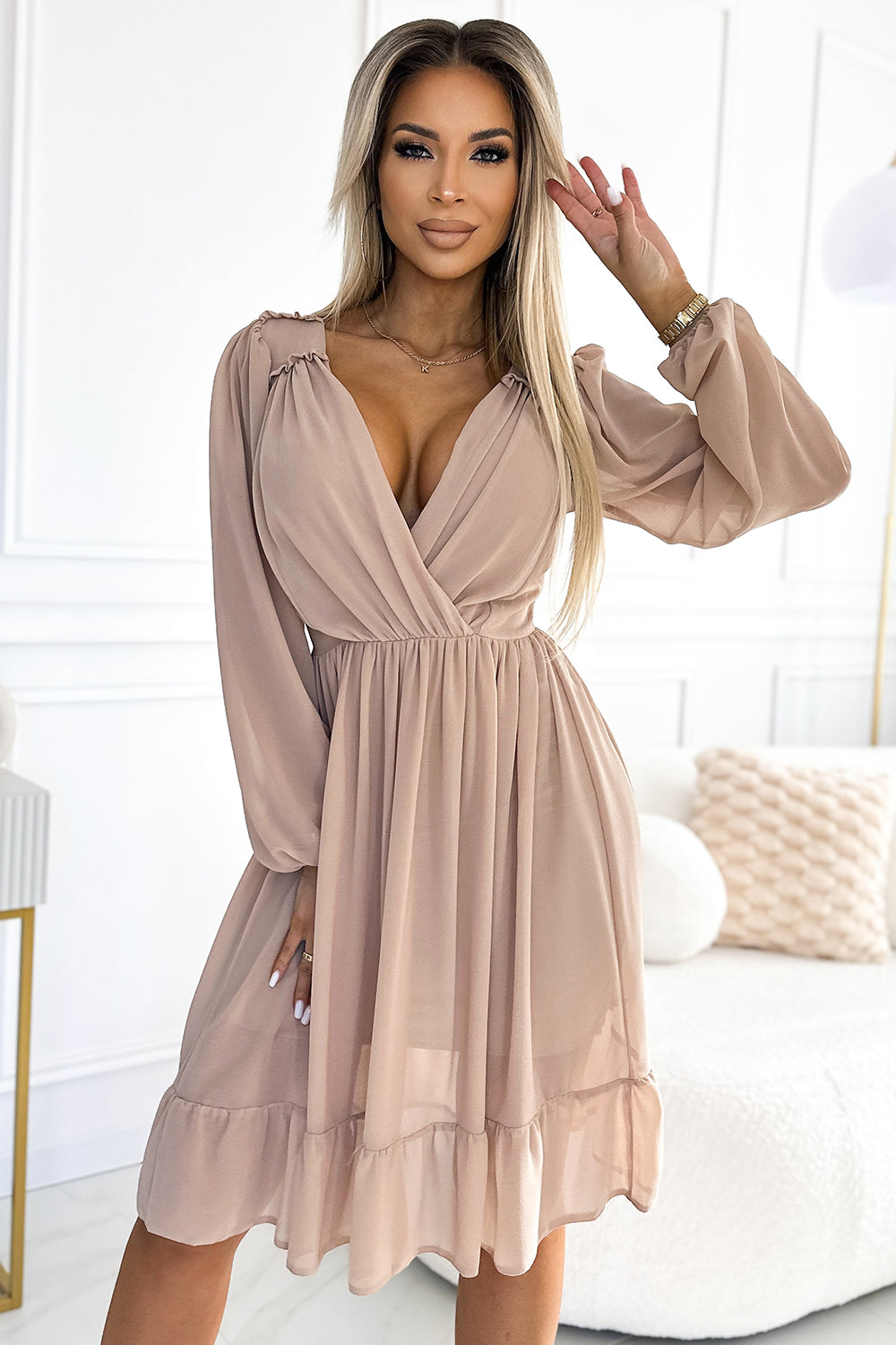 538-1 MILA Chiffon-Midikleid mit langen Ärmeln und Ausschnitt – beige Farbe