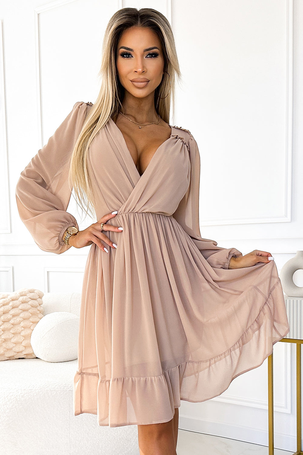 538-1 MILA Chiffon-Midikleid mit langen Ärmeln und Ausschnitt – beige Farbe