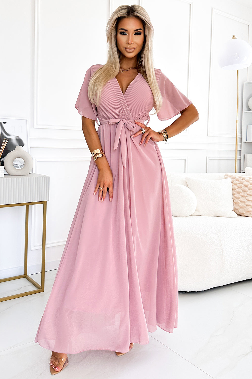 545-1 Langes Kleid mit plissiertem Ausschnitt und Bändern – Puderrosa