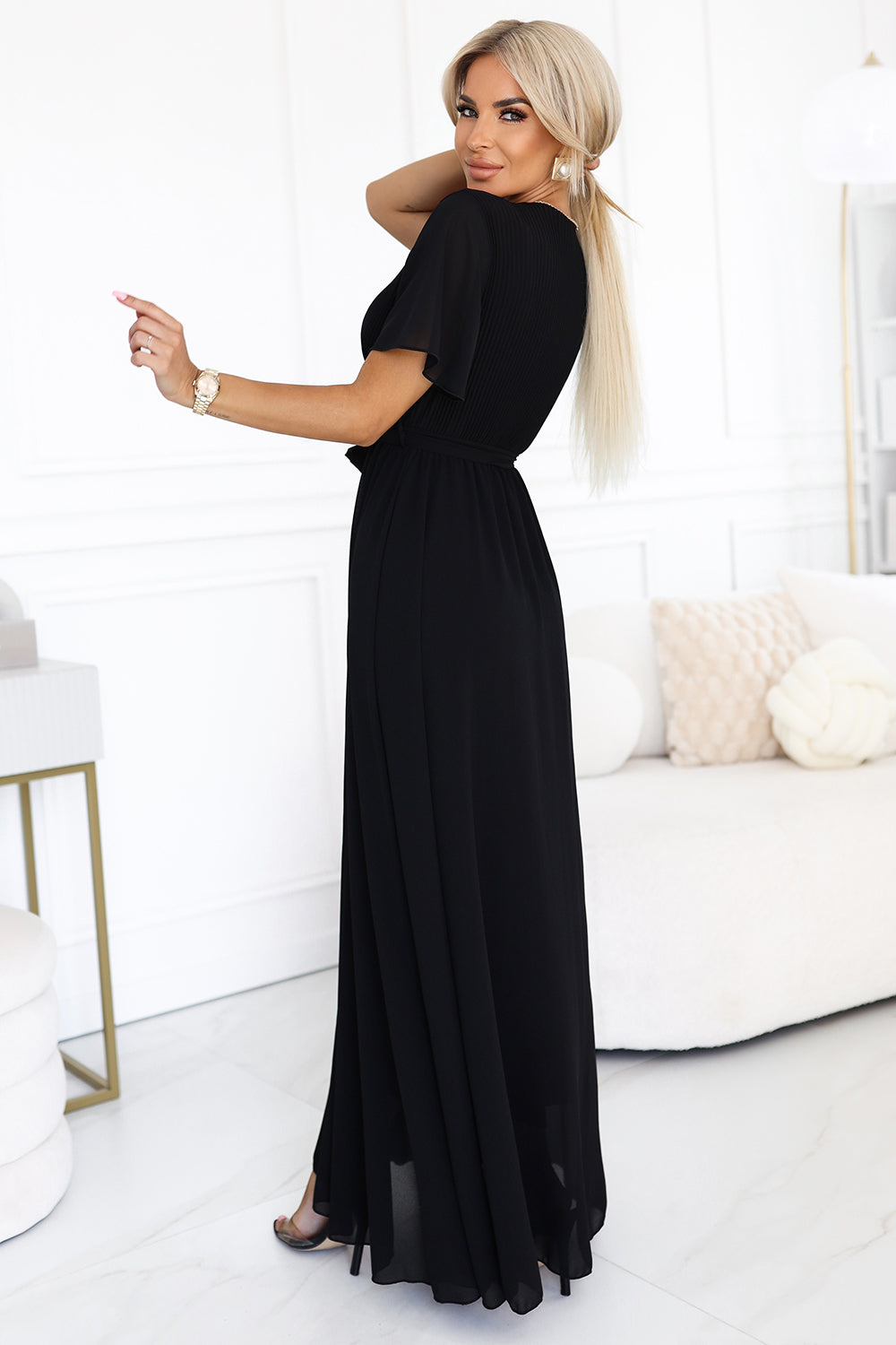 545-5 Langes Kleid mit plissiertem Ausschnitt und Schleife - schwarz